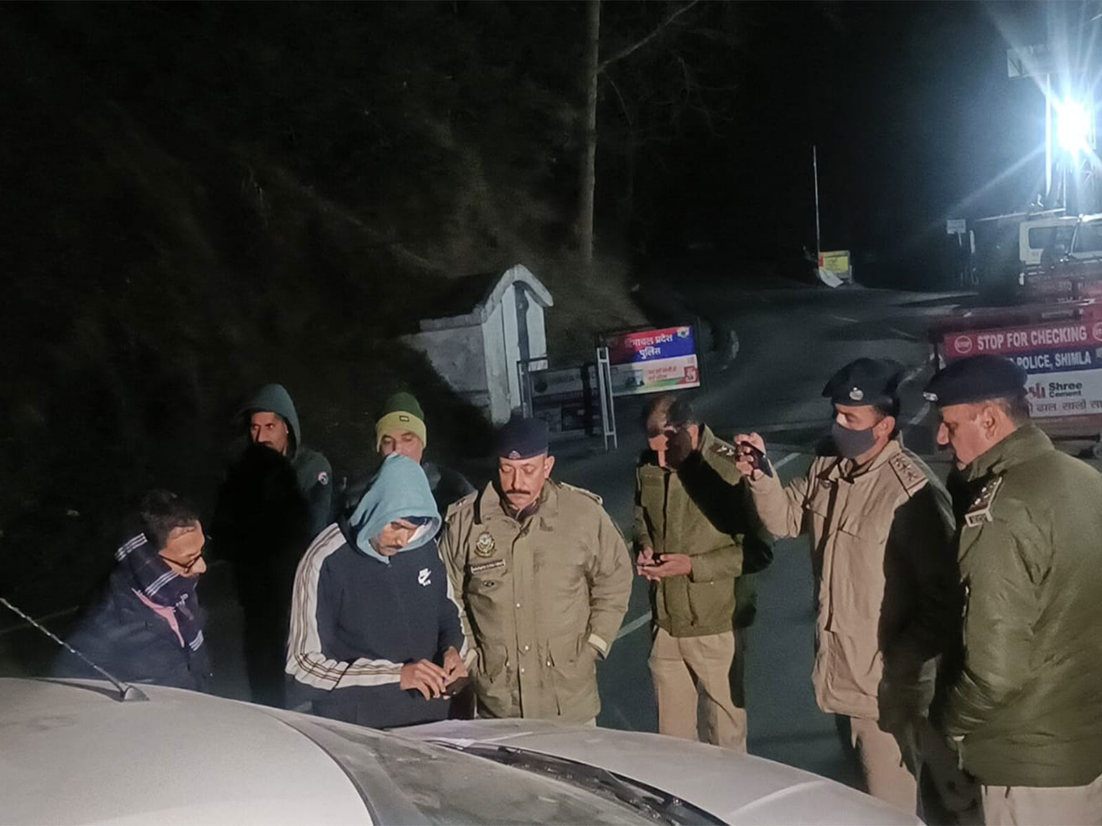 Shimla police inspected the papers of Delhi police officers during their detention at the Shogi barrier in Shimla in the early hours (Photo/ANI) Shimla police inspected the papers of Delhi police officers during their detention at the Shogi barrier in Shimla in the early hours (Photo/ANI)