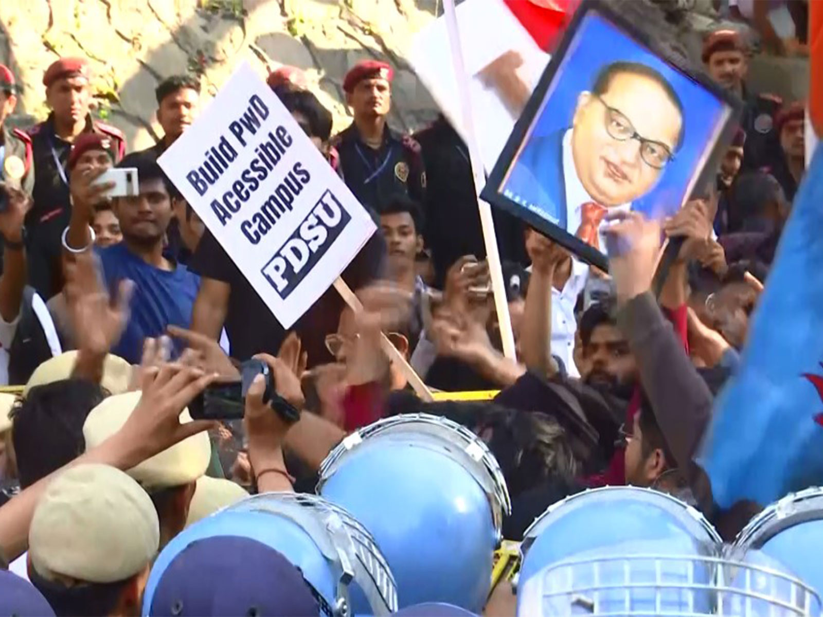 Clash breaks out between JNU students protestors and police personnel amid protest (Photo/ANI)