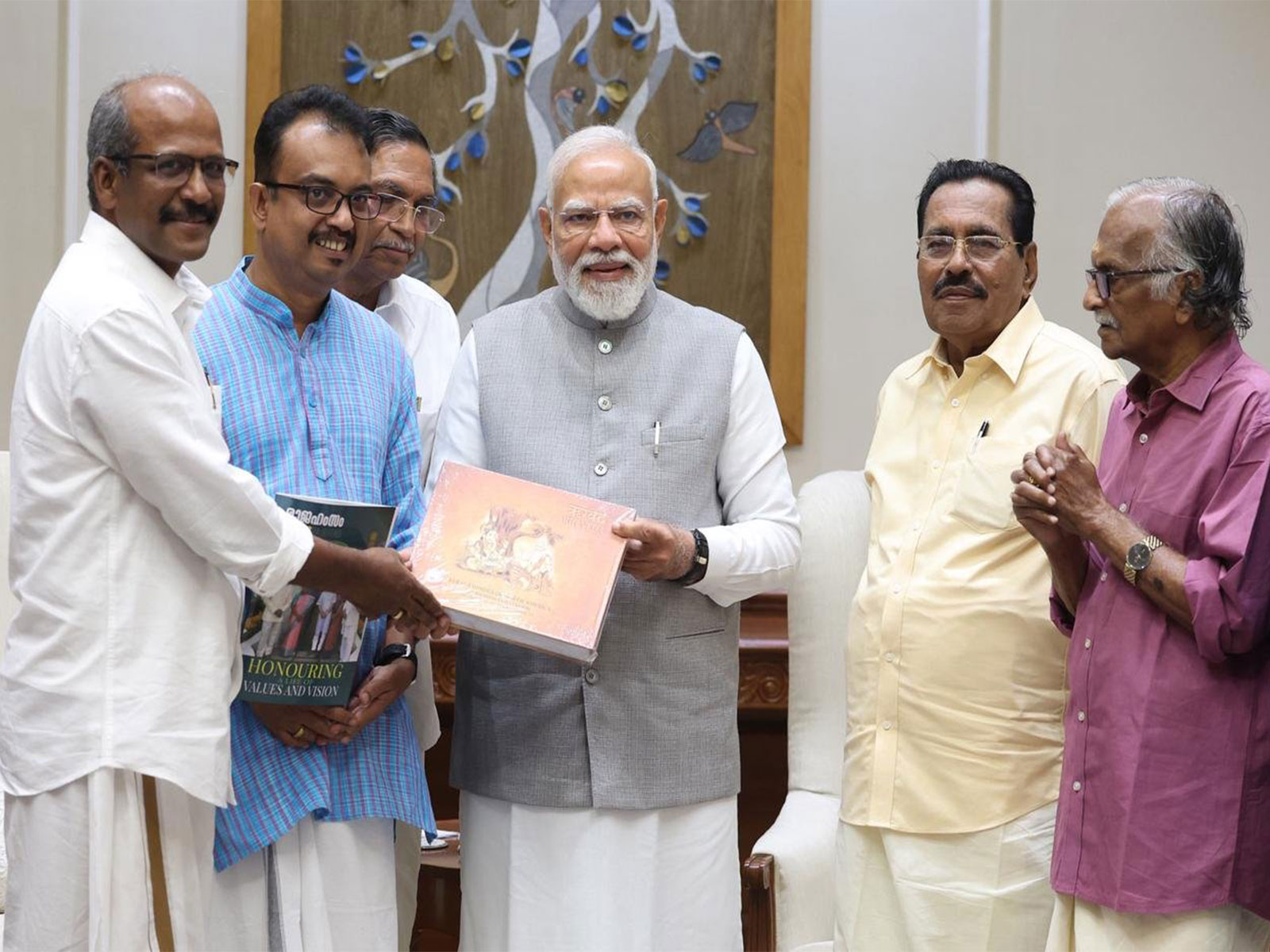 Prime Minister Narendra Modi with Malayali litterateurs (Photo/X@narendramodi) Prime Minister Narendra Modi with Malayali litterateurs (Photo/X@narendramodi)