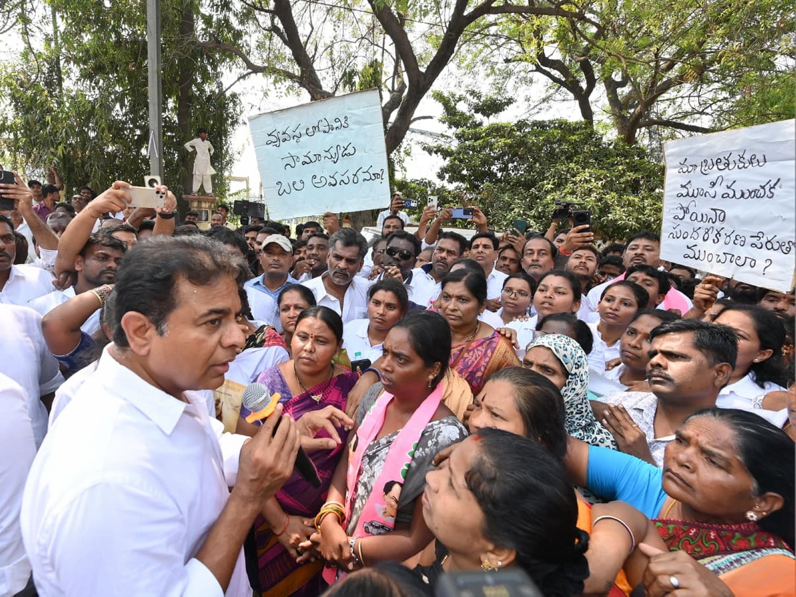 KTR met victims from Hyder Shah Kote (Photo/ANI) KTR met victims from Hyder Shah Kote (Photo/ANI)
