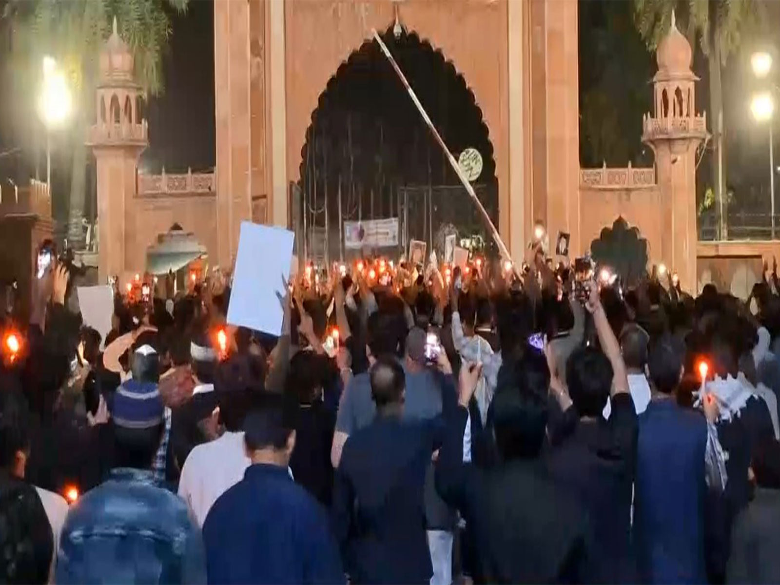 Shia Muslims protest in Aligarh (Photo/ANI) Shia Muslims protest in Aligarh (Photo/ANI)