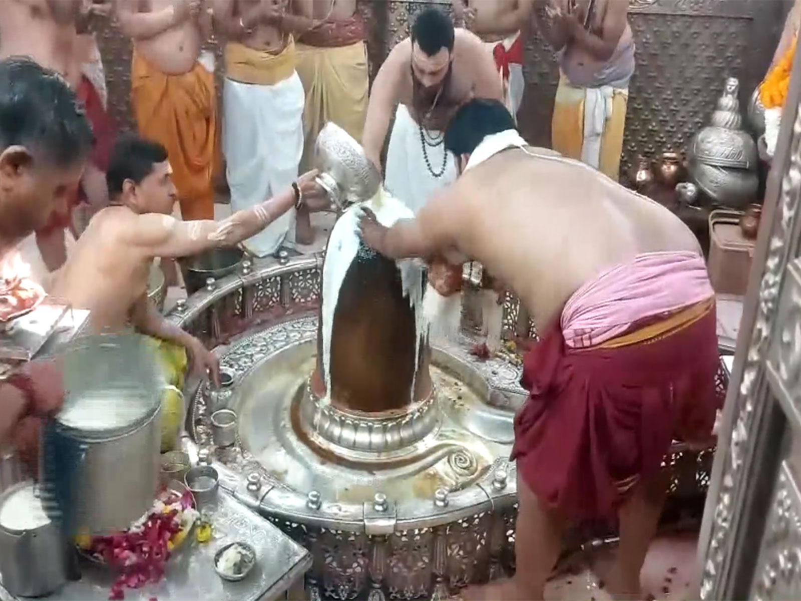 Visuals from Shri Mahakaleshwar Temple in Ujjain (photo/ANI) Visuals from Shri Mahakaleshwar Temple in Ujjain (photo/ANI)
