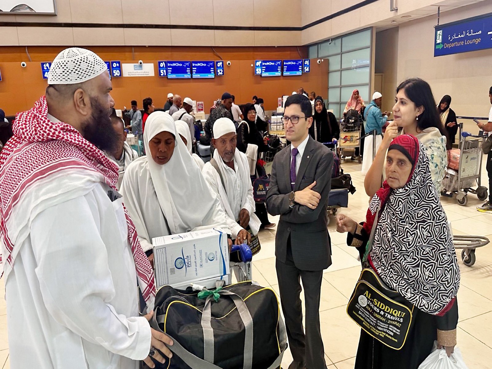 Indian Consul General in Jeddah Fahad Ahmed Khan Suri with Indian tourists at King Abdulaziz International Airport (Photo/MEA) Indian Consul General in Jeddah Fahad Ahmed Khan Suri with Indian tourists at King Abdulaziz International Airport (Photo/MEA)