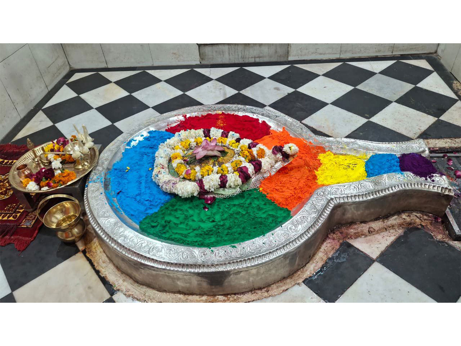 Shivling at Shri Chandreshwar Mahadev Temple adorned with colours (Photo/ANI) Shivling at Shri Chandreshwar Mahadev Temple adorned with colours (Photo/ANI)