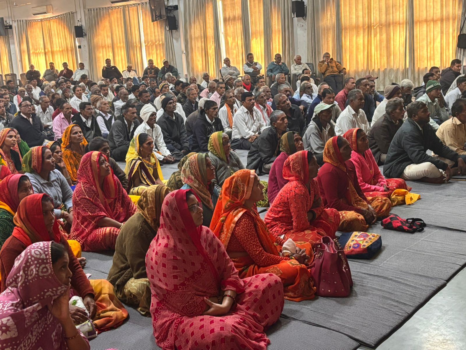 Seeds of change were sown as 700 farmers gathered at The Art of Living Ashram, Vasad for a Natural Farming Awareness Seminar Seeds of change were sown as 700 farmers gathered at The Art of Living Ashram, Vasad for a Natural Farming Awareness Seminar