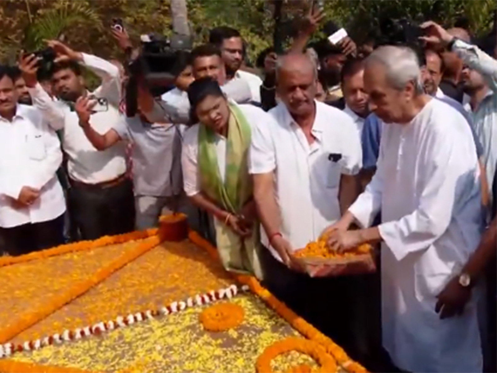 BJP Chief Naveen Patnaik pays tribute to Odisha CM Late Biju Patnaik (Photo/ANI)