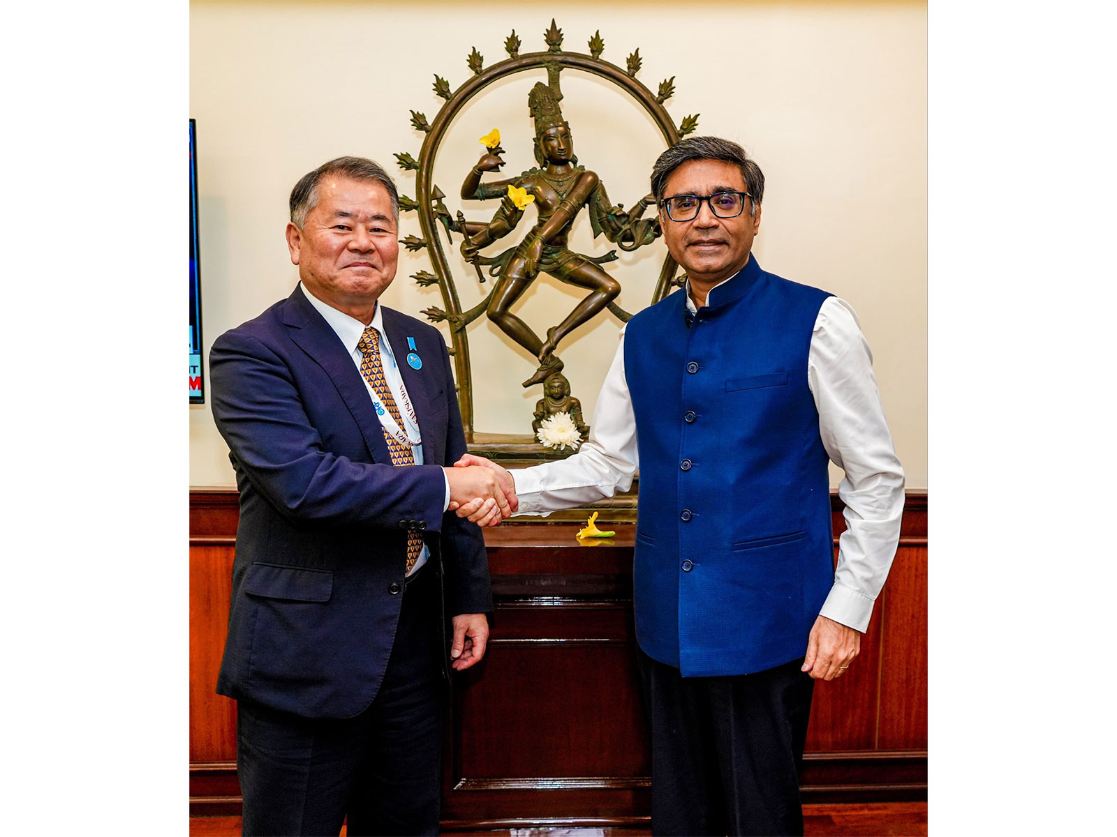Foreign Secretary Vikram Misri with Special Advisor to Japanese PM Sadamasa Oue (Photo/@MEAIndia)