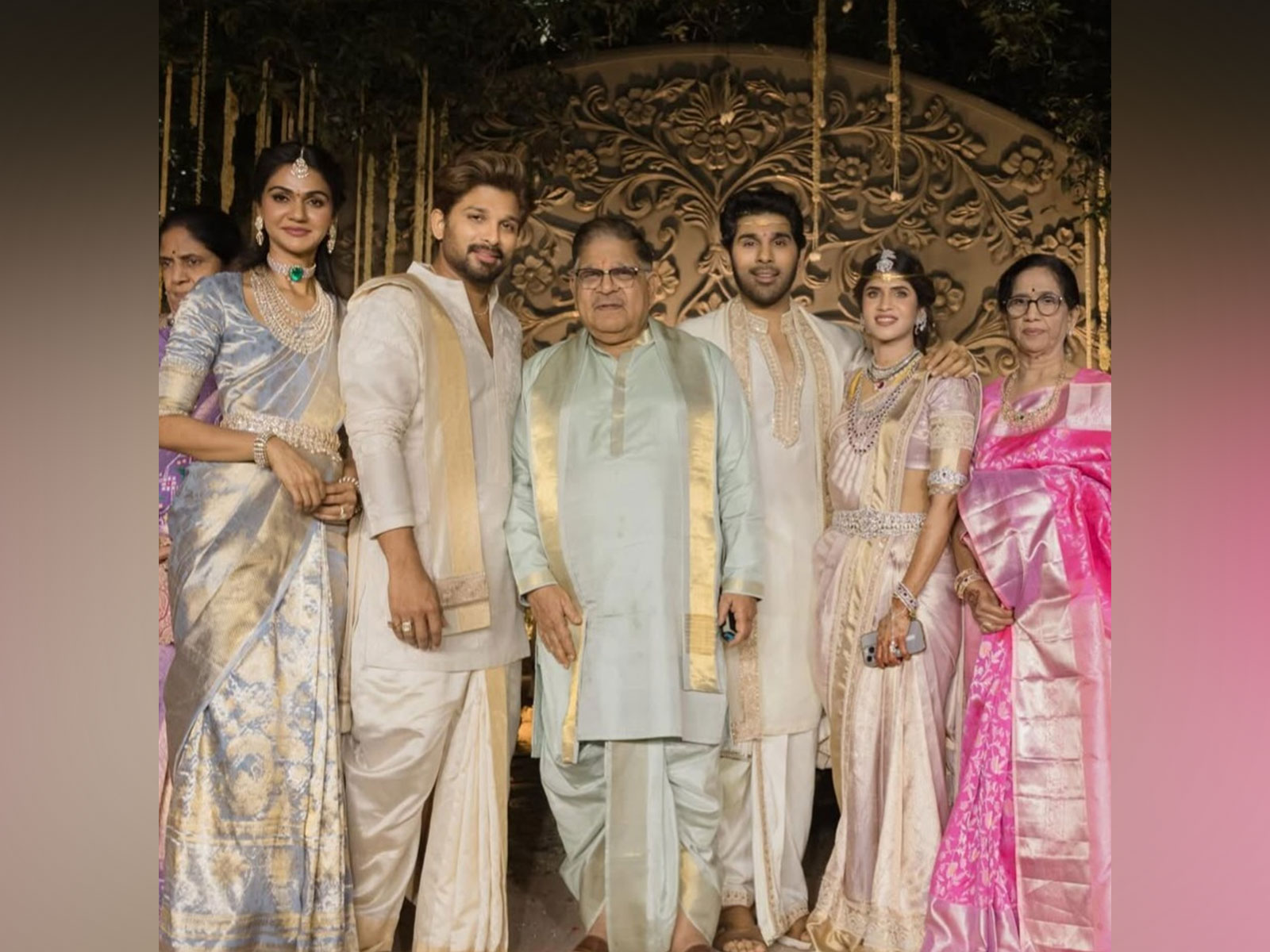 Allu Arjun wishes brother Allu Sirish, Nayanika (Photo/Instagram@alluarjunonline)