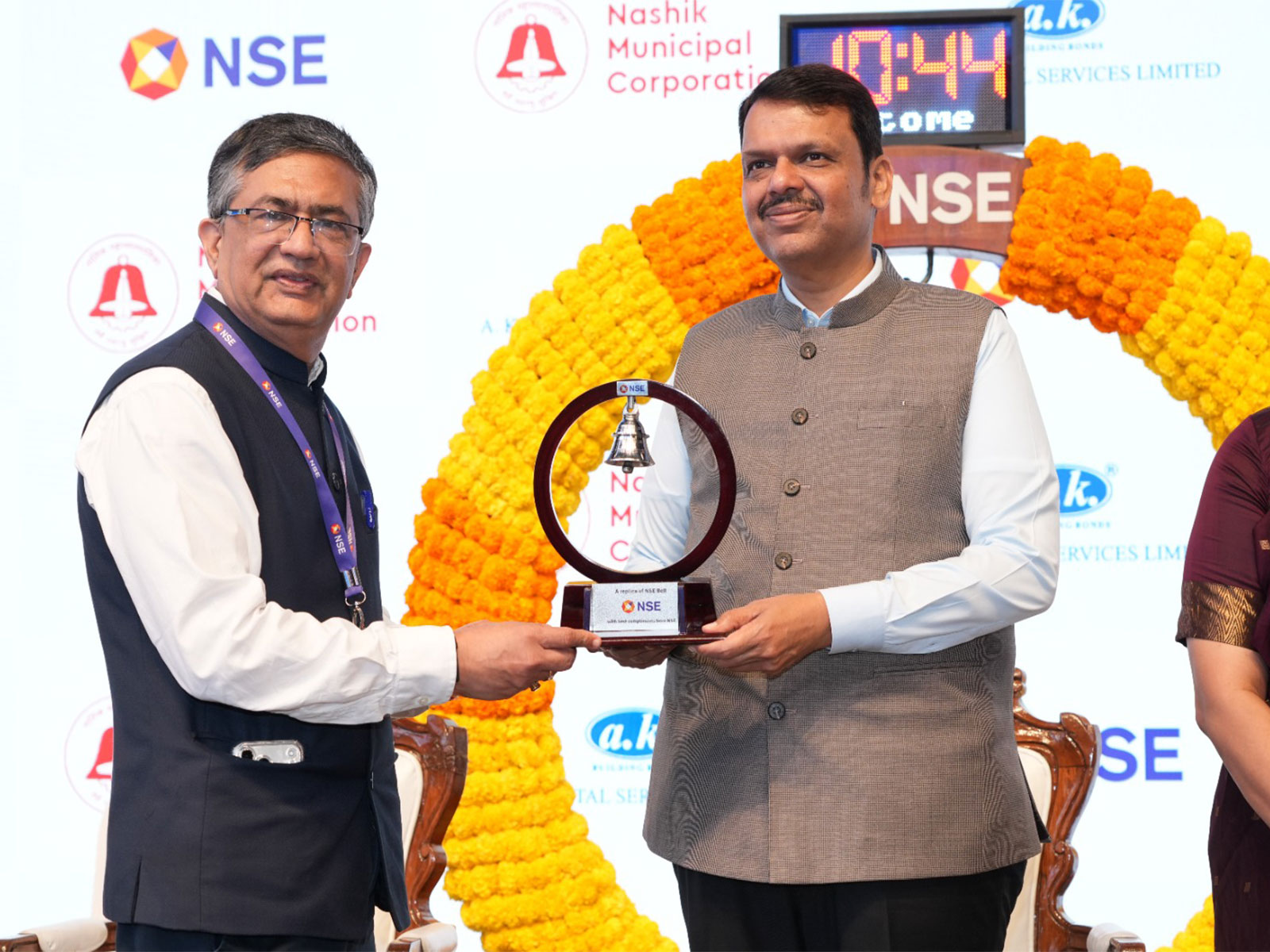 Ashish Chauhan, MD, National Stock Exchange presents a replica of the NSE Bell to Maharashtra’s Chief Minister Devendra Fadnavis (Photo/X@NSEIndia)