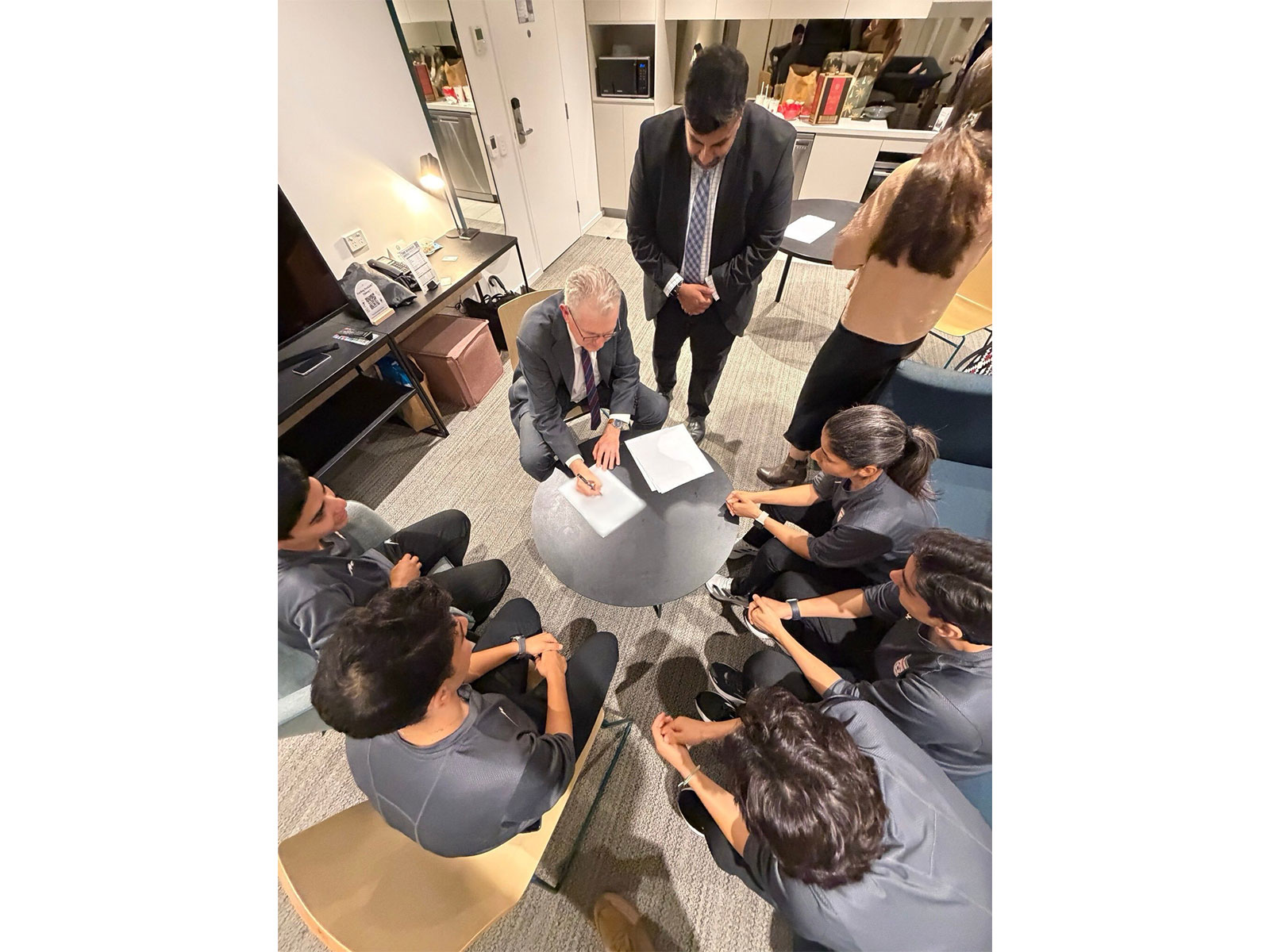 Tony Burke with the five Iranian soccer players (Photo/@Tony_Burke)