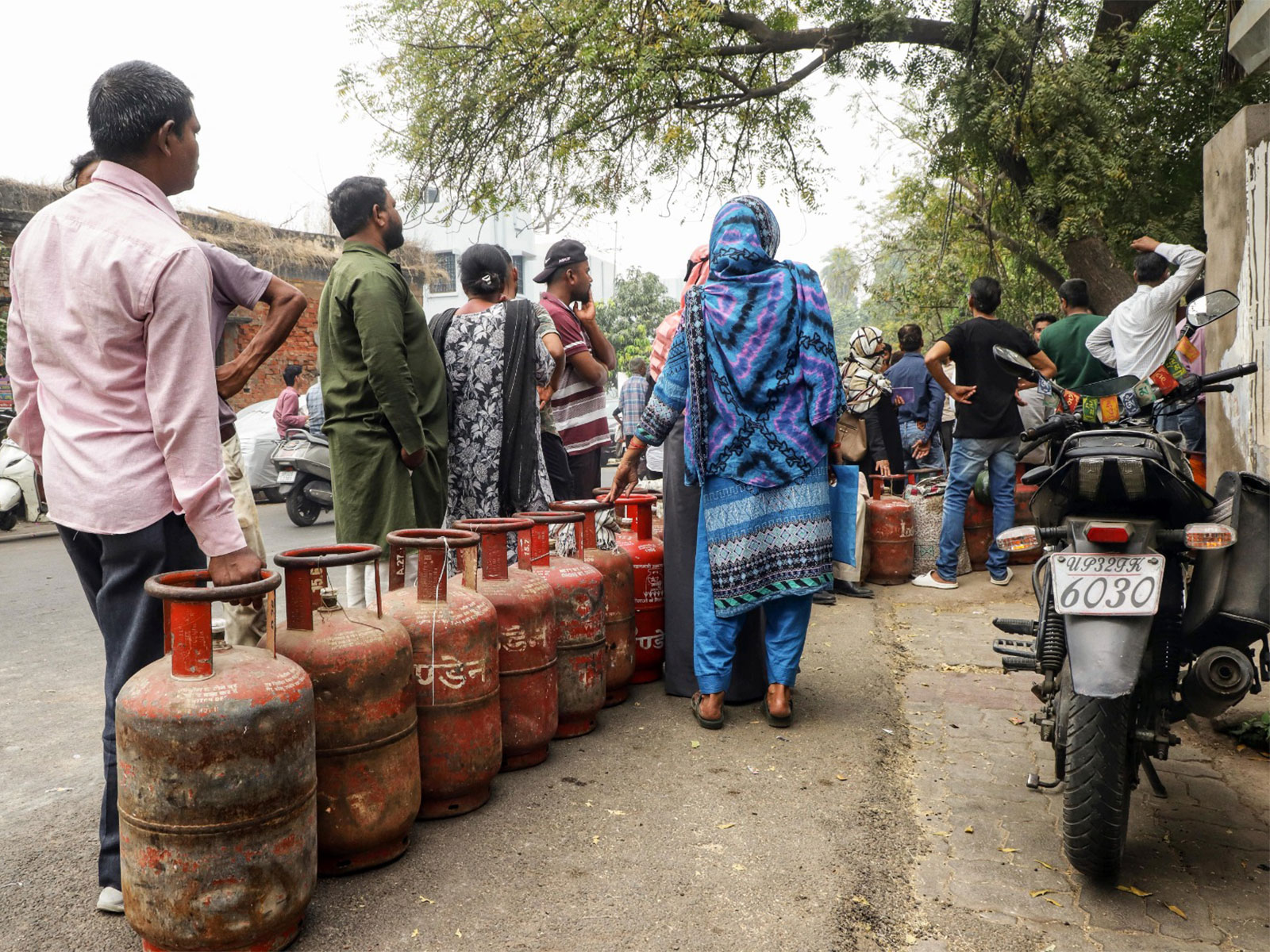 A queue of consumers forms outside an LPG agency (Photo/ANI)