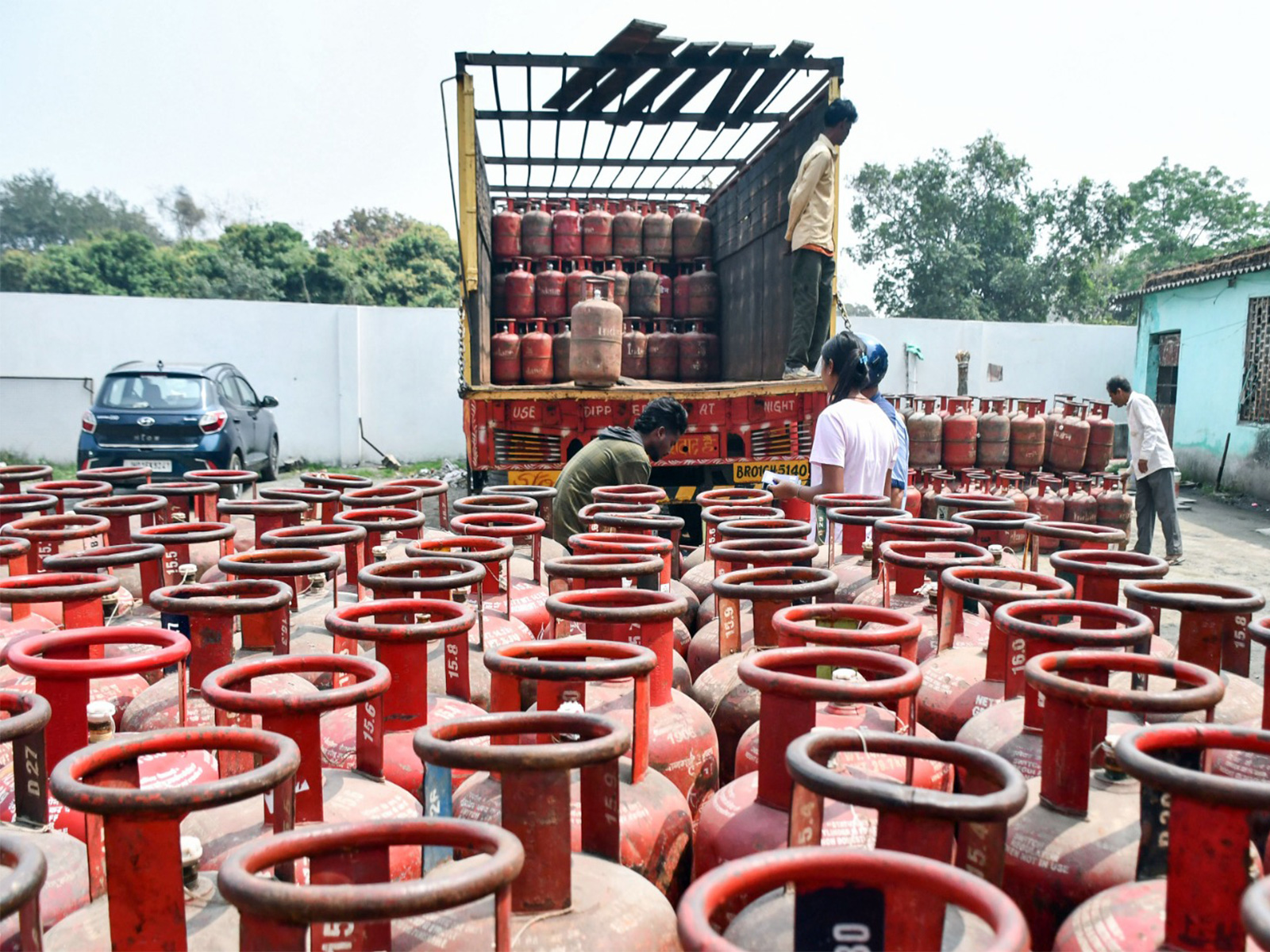 A delivery boy unloads an LPG cylinder from a truck, in Ranchi (Photo/ANI) A delivery boy unloads an LPG cylinder from a truck, in Ranchi (Photo/ANI)