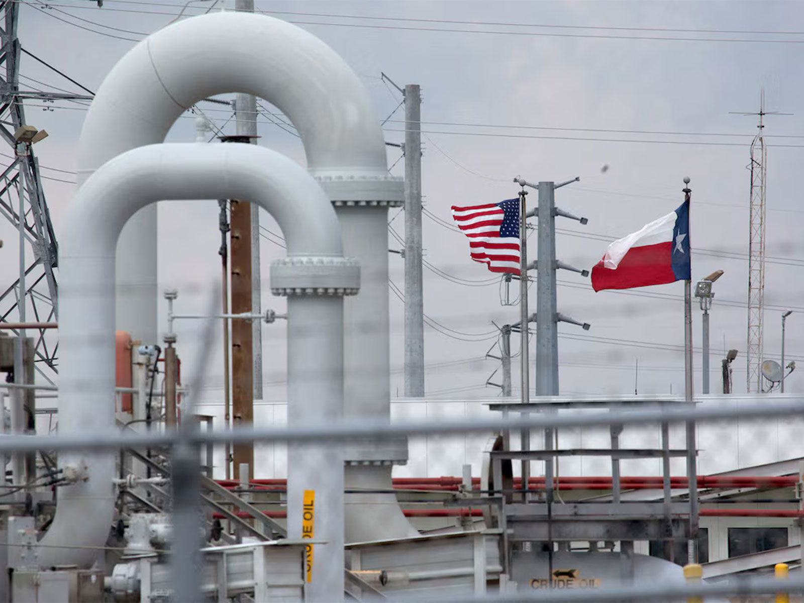 A maze of crude oil pipelines and equipment is seen at the Strategic Petroleum Reserve during a tour by the Department of Energy in Freeport, Texas, US, with the American and Texas flags flying in the background. (Photo/Reuters)