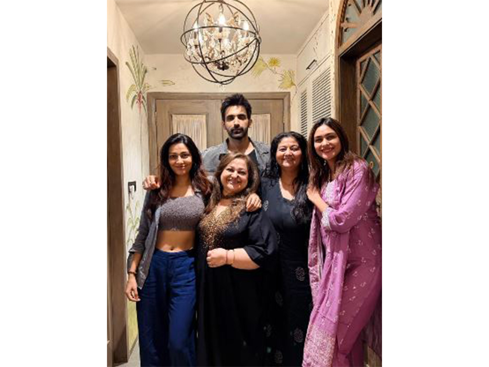 Mrunal Thakur with KumKum Bhagya cast (Photo/instagram/@supriyarshukla) Mrunal Thakur with KumKum Bhagya cast (Photo/instagram/@supriyarshukla)