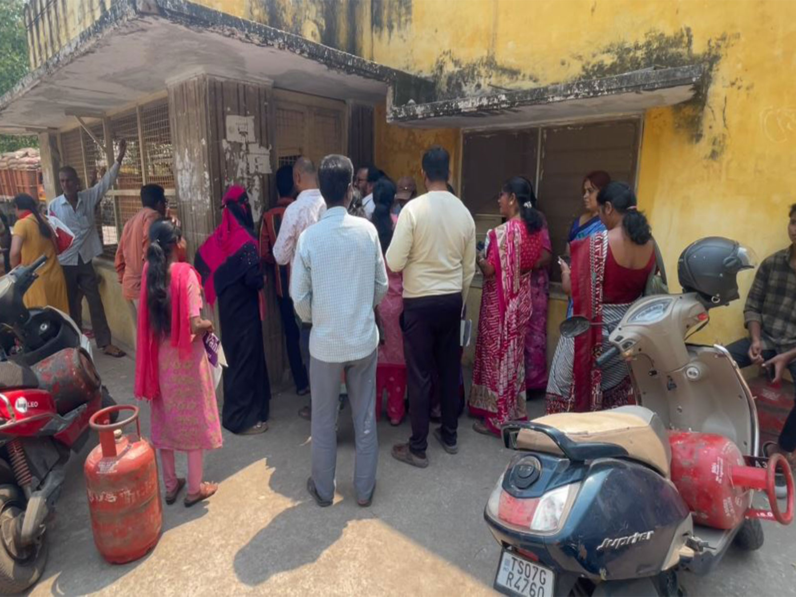 People standing in queue at Bagh Lingampally gas agency in Hyderabad over LPG shortage crisis (Photo/ANI)
