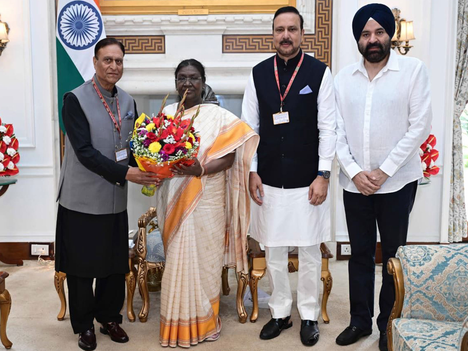 Members of Parliament from the Jammu and Kashmir National Conference in the Rajya Sabha met President Droupadi Murmu (Photo/@JKNC_) Members of Parliament from the Jammu and Kashmir National Conference in the Rajya Sabha met President Droupadi Murmu (Photo/@JKNC_)