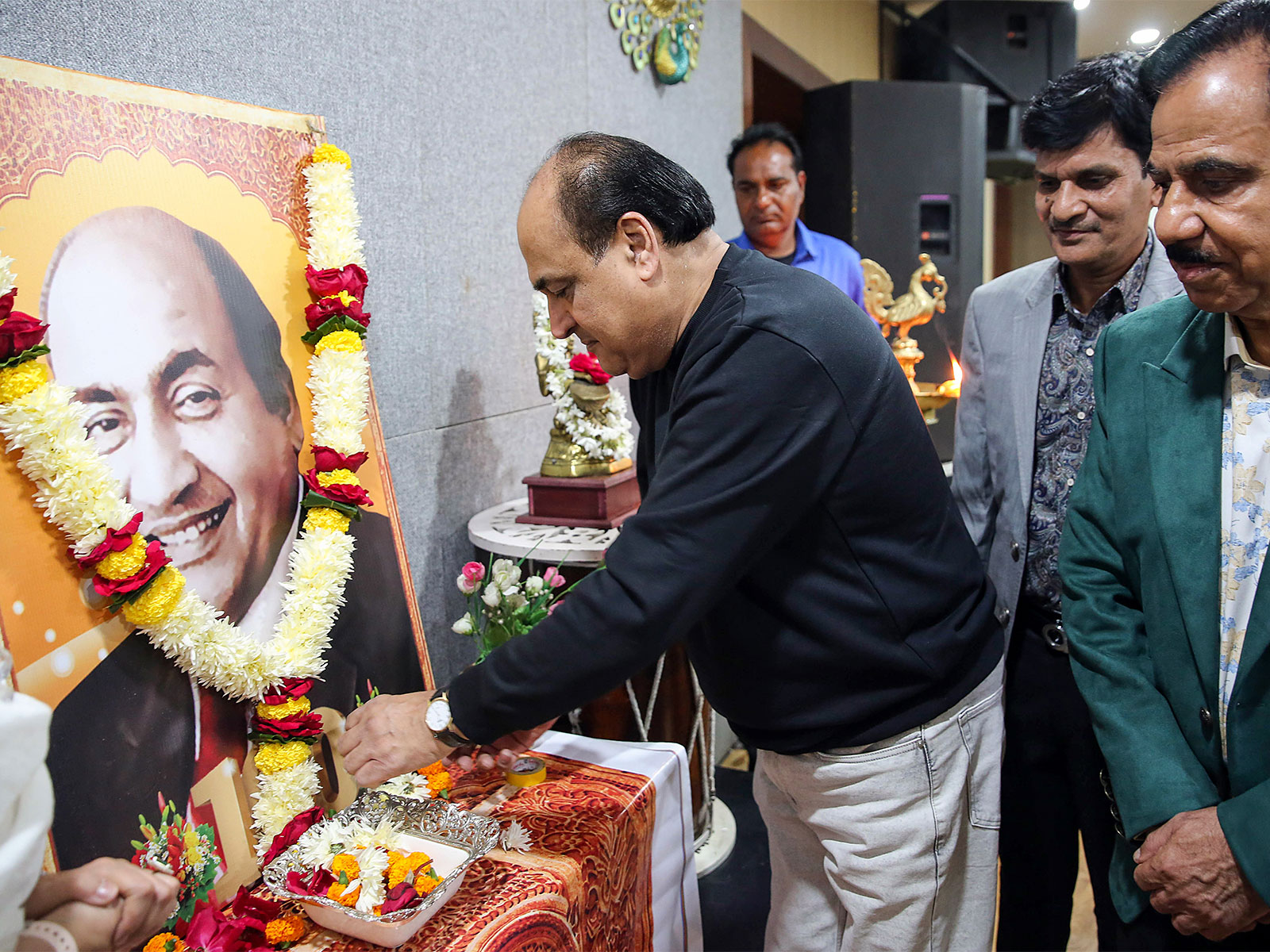 Shahid Rafi paying tribute to father (File Photo/ANI)