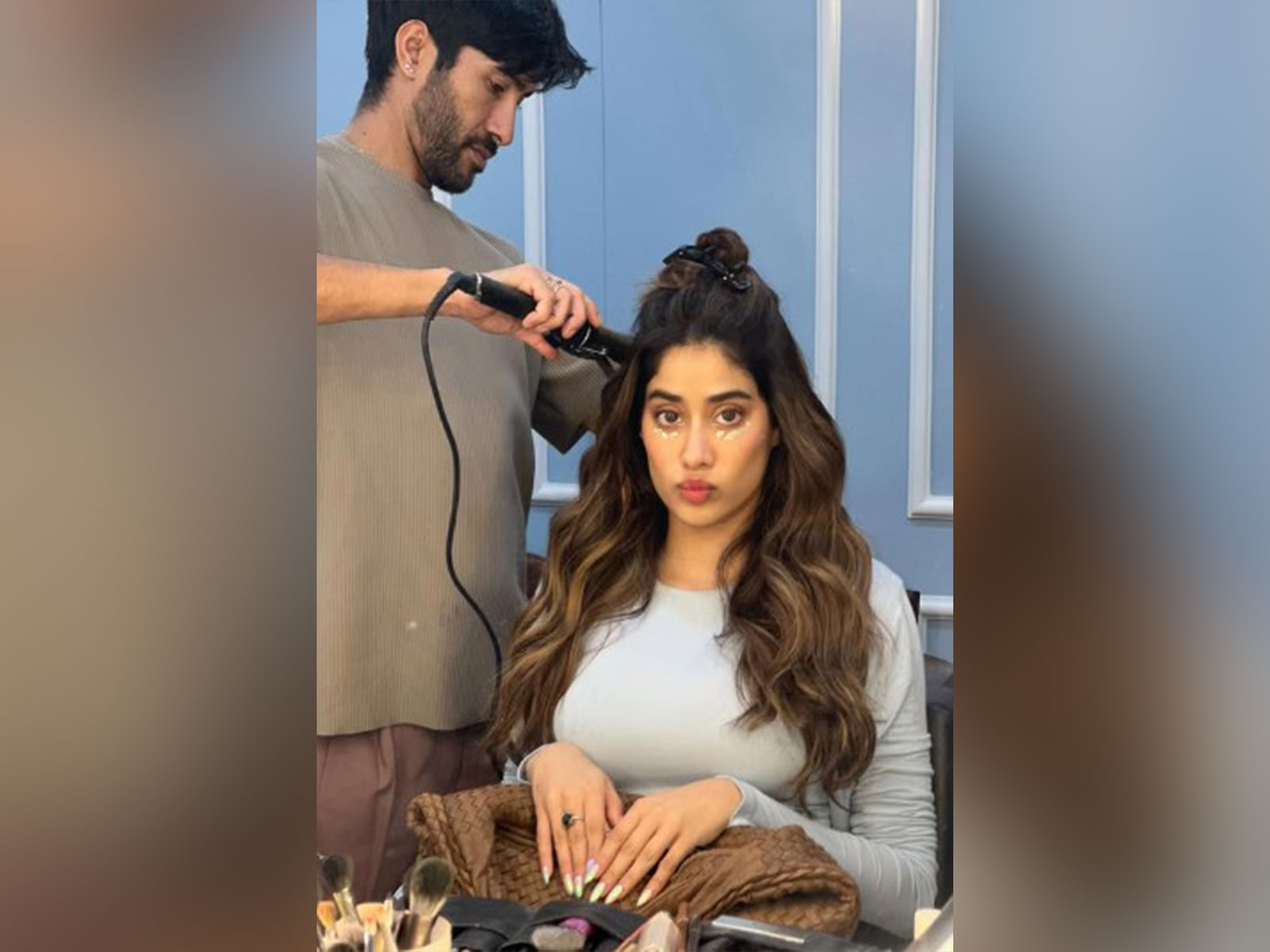 Janhvi remembers hairstylist Marce (Image source: Instagram@janhvikapoor)