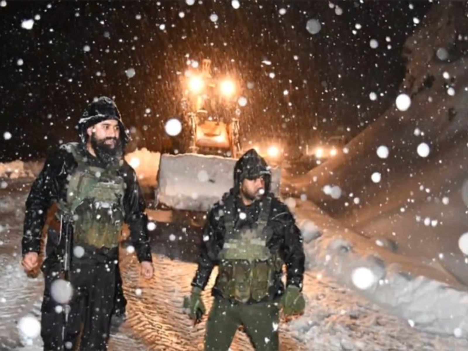 Indian Army rescues 235 civilians stranded at Sinthan Top in Kishtwar (Photo/X@Whiteknight_IA) Indian Army rescues 235 civilians stranded at Sinthan Top in Kishtwar (Photo/X@Whiteknight_IA)