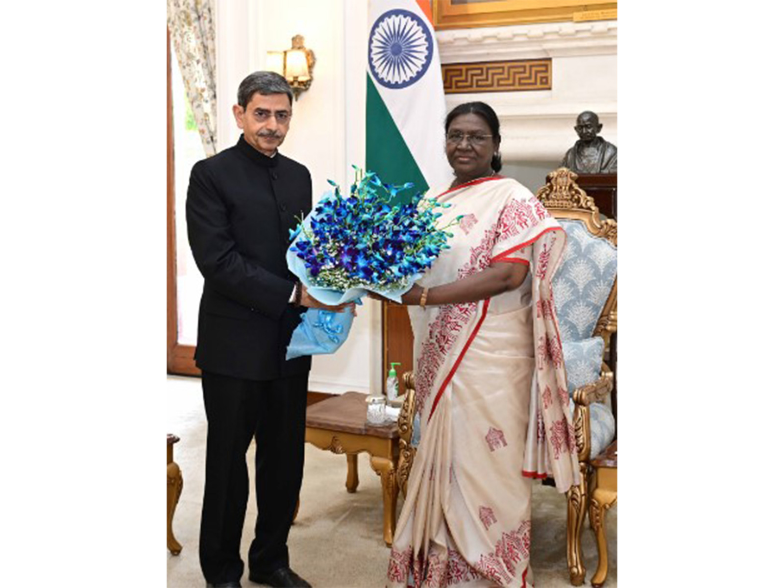 President Draupadi Murmu and Governor of West Bengal RN Ravi (Photo/x/@rashtrapatibhvn)
