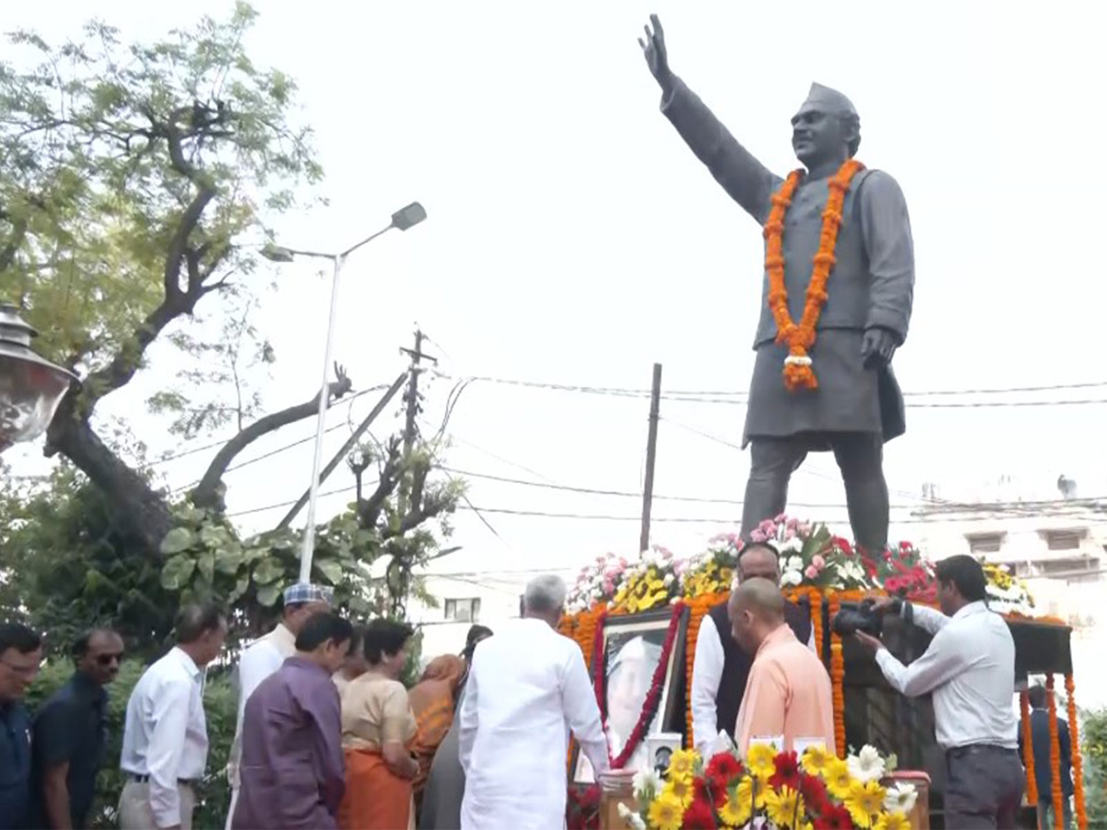 Yogi Adityanath pays tribute to former UP CM Hemwati Nandan Bahuguna on his death anniversary (Photo/ANI)