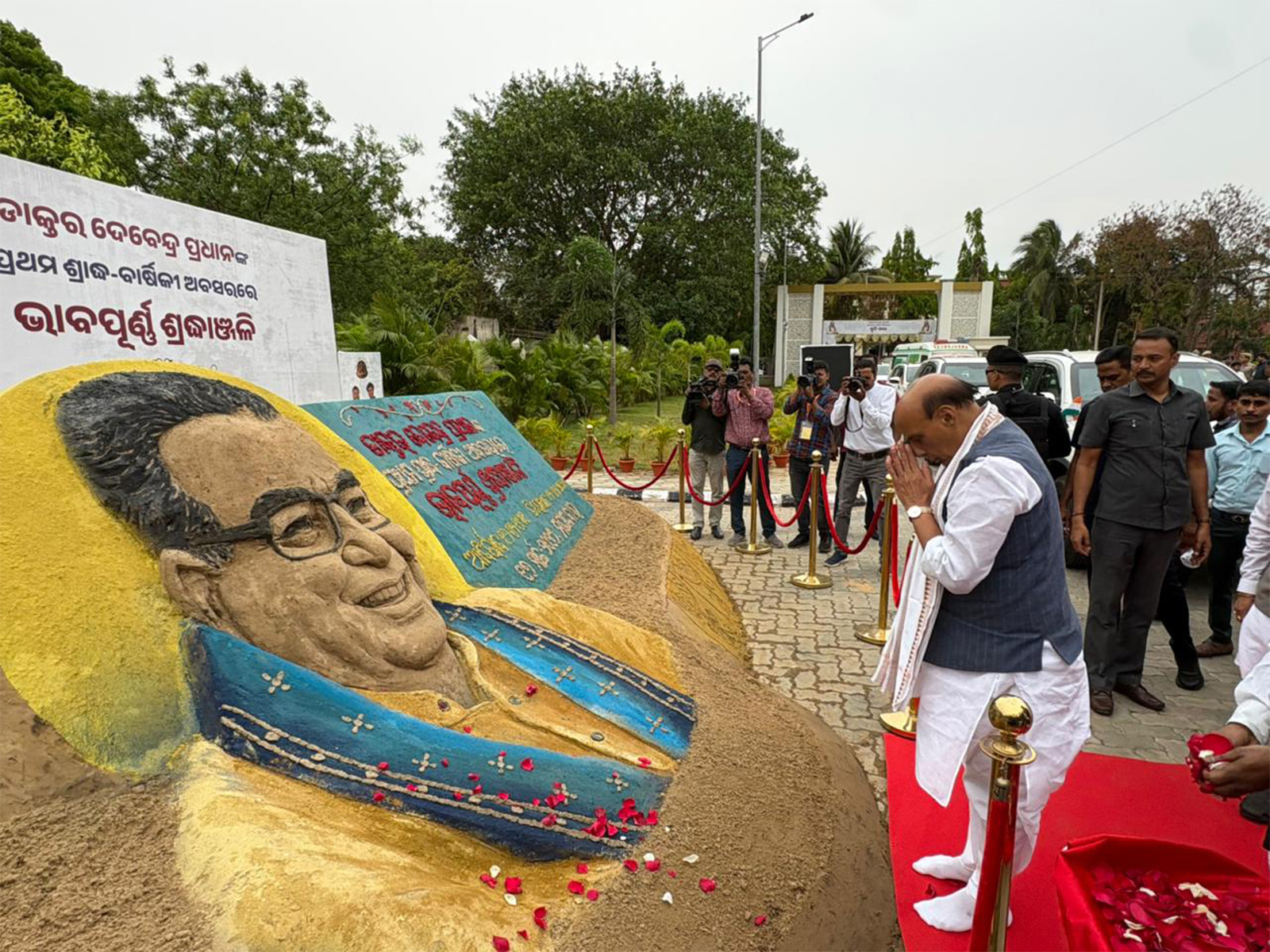 Defence Minister Rajnath Singh pays tribute to Debendra Pradhan (Photo/ANI)