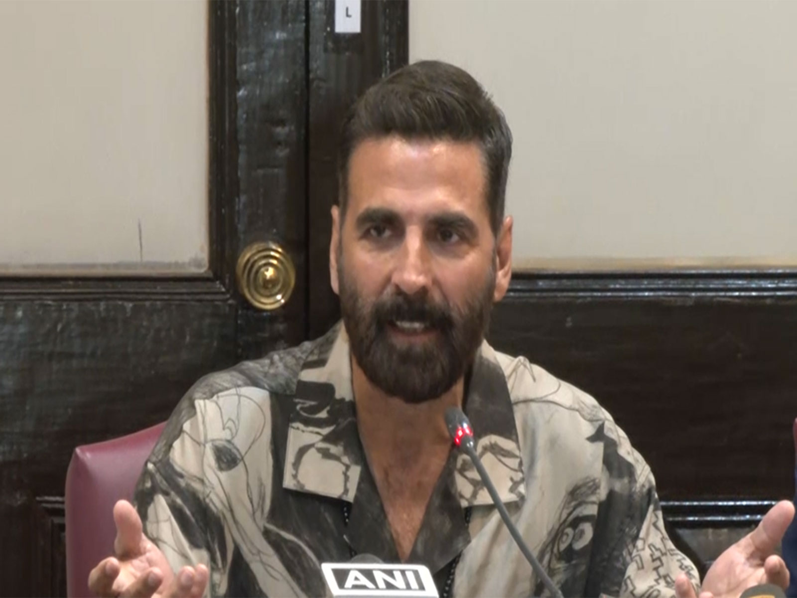 “My wife day before yesterday… do induction kharide, toh aap bhi khareed lijiye”: Akshay Kumar