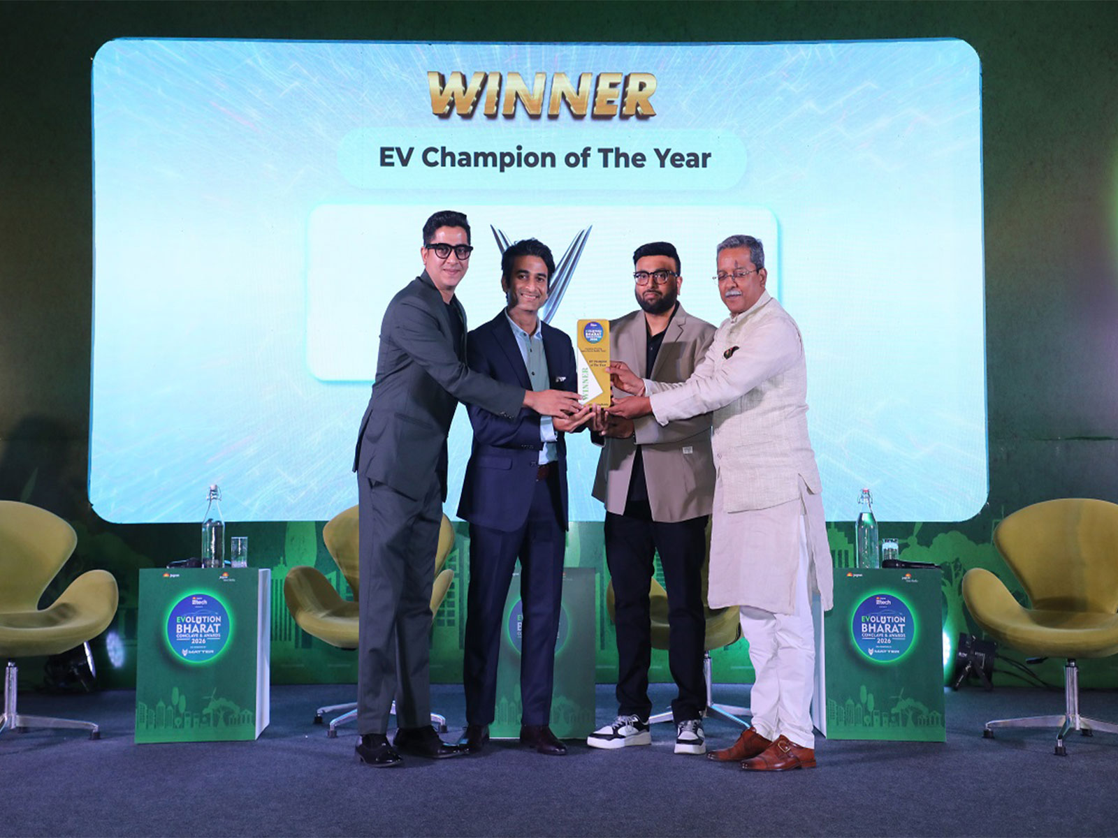 Rituraj Singh (second from the left), Deputy CEO of Sales and Network Development at VinFast India, received the award from Jagran Hi-tech organizing committee