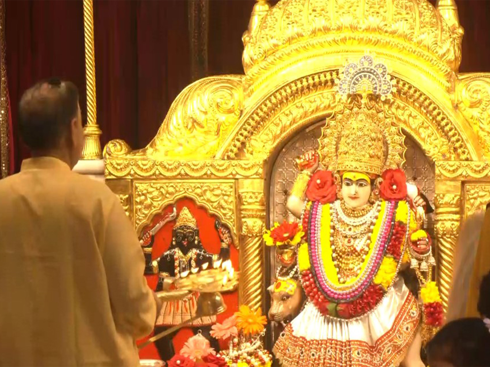 Aarti being performed at the Jhandewalan Temple in Delhi (Photo/ANI)