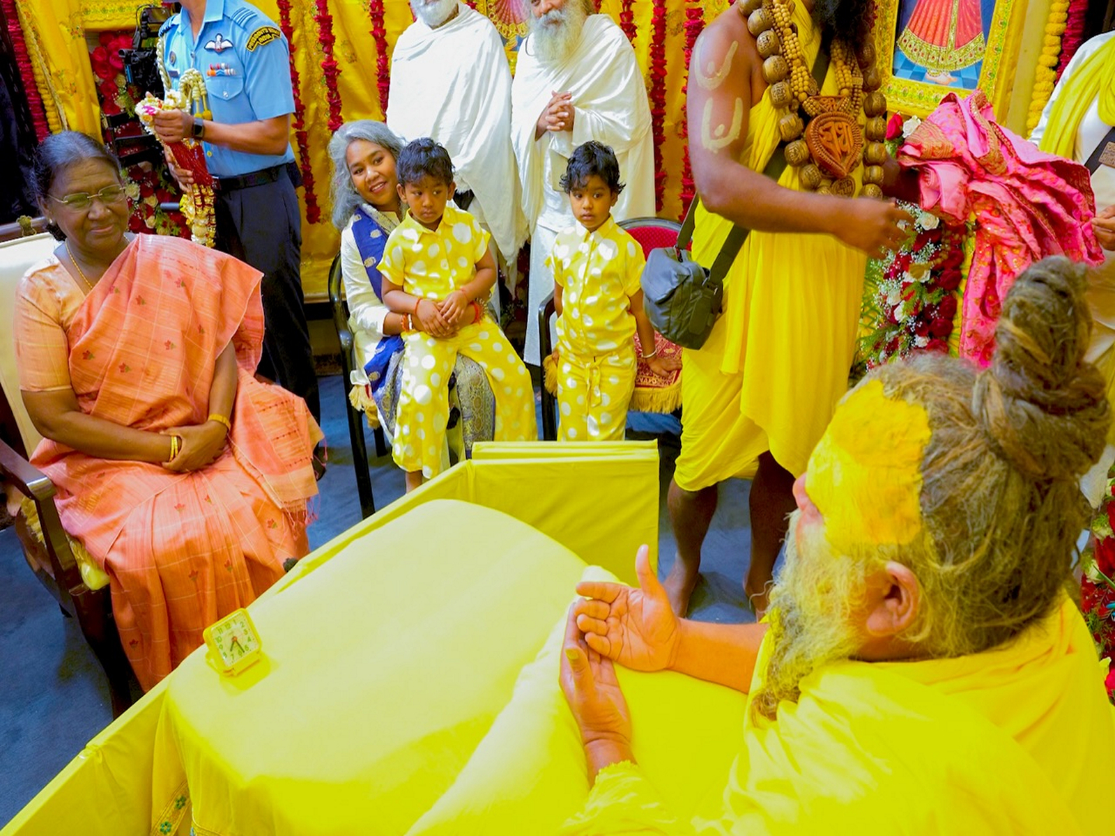 President Murmu meets Premanand Maharaj (Photo/ Radha Keli Kunj ) President Murmu meets Premanand Maharaj (Photo/ Radha Keli Kunj )