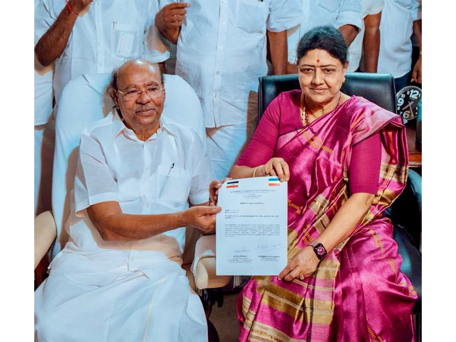 All India Puratchi Thalaivar Makkal Munetra Kazhagam founder VK Sasikala with PMK founder S Ramadoss (Photo/Sasikala Team)