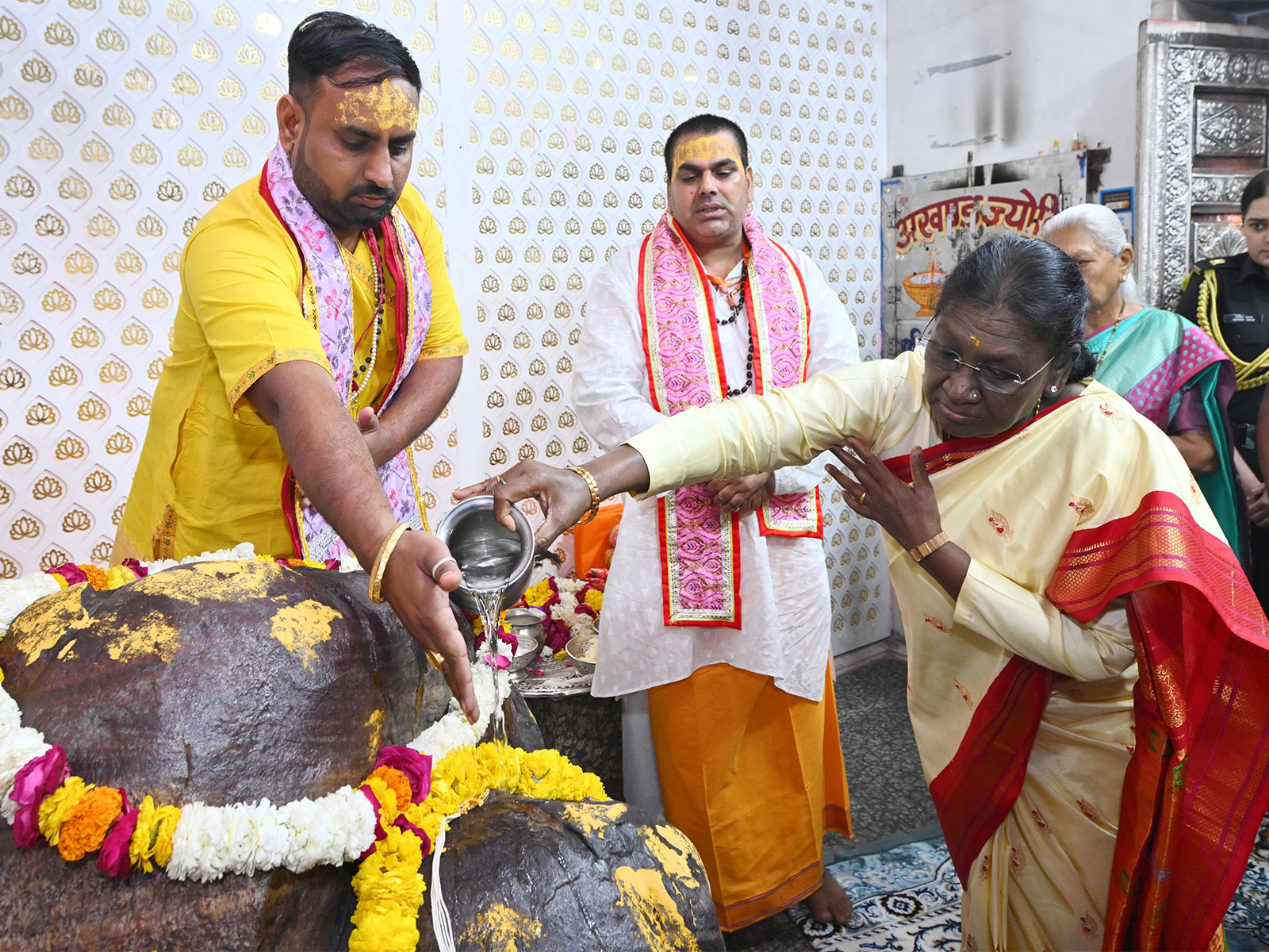 President Droupadi Murmu offer prayers at Danghati Temple in Mathura (Photo: @rashtrapatibhvn/X)