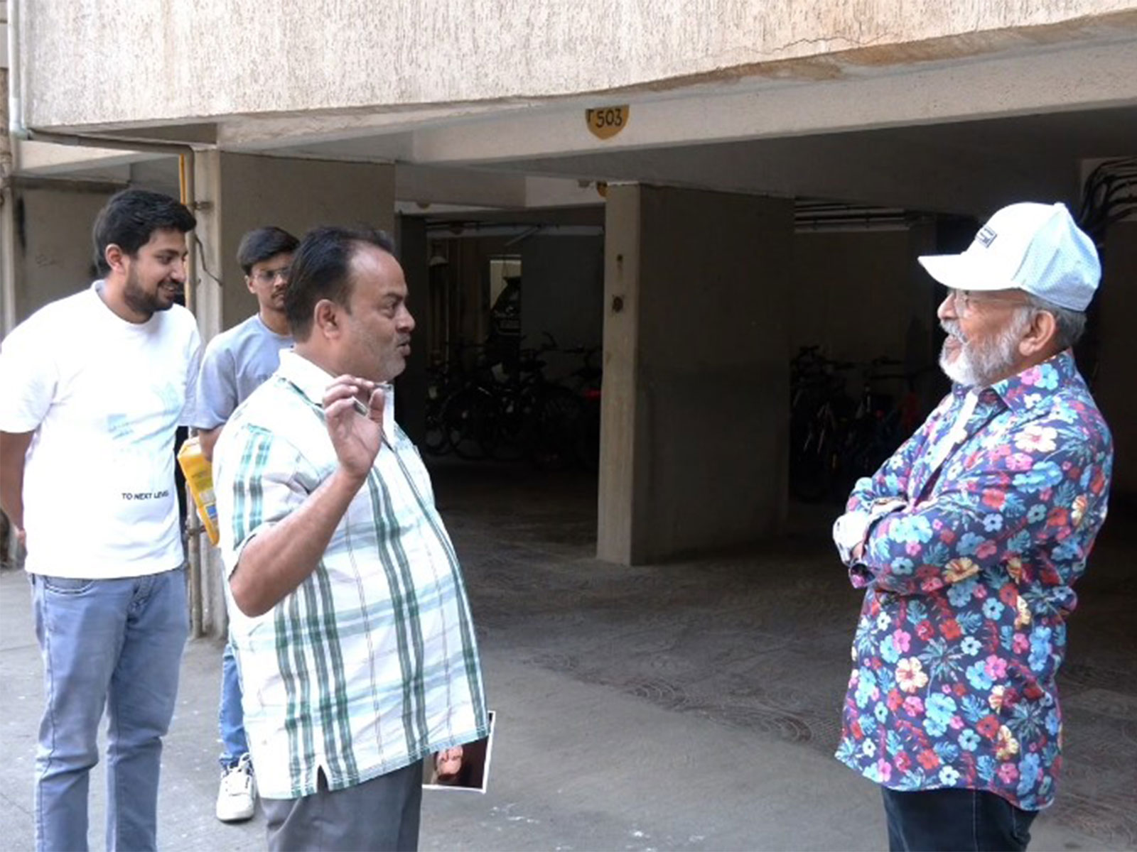 Veteran actor Annu Kapoor with his fan (Image source: ANI) Veteran actor Annu Kapoor with his fan (Image source: ANI)