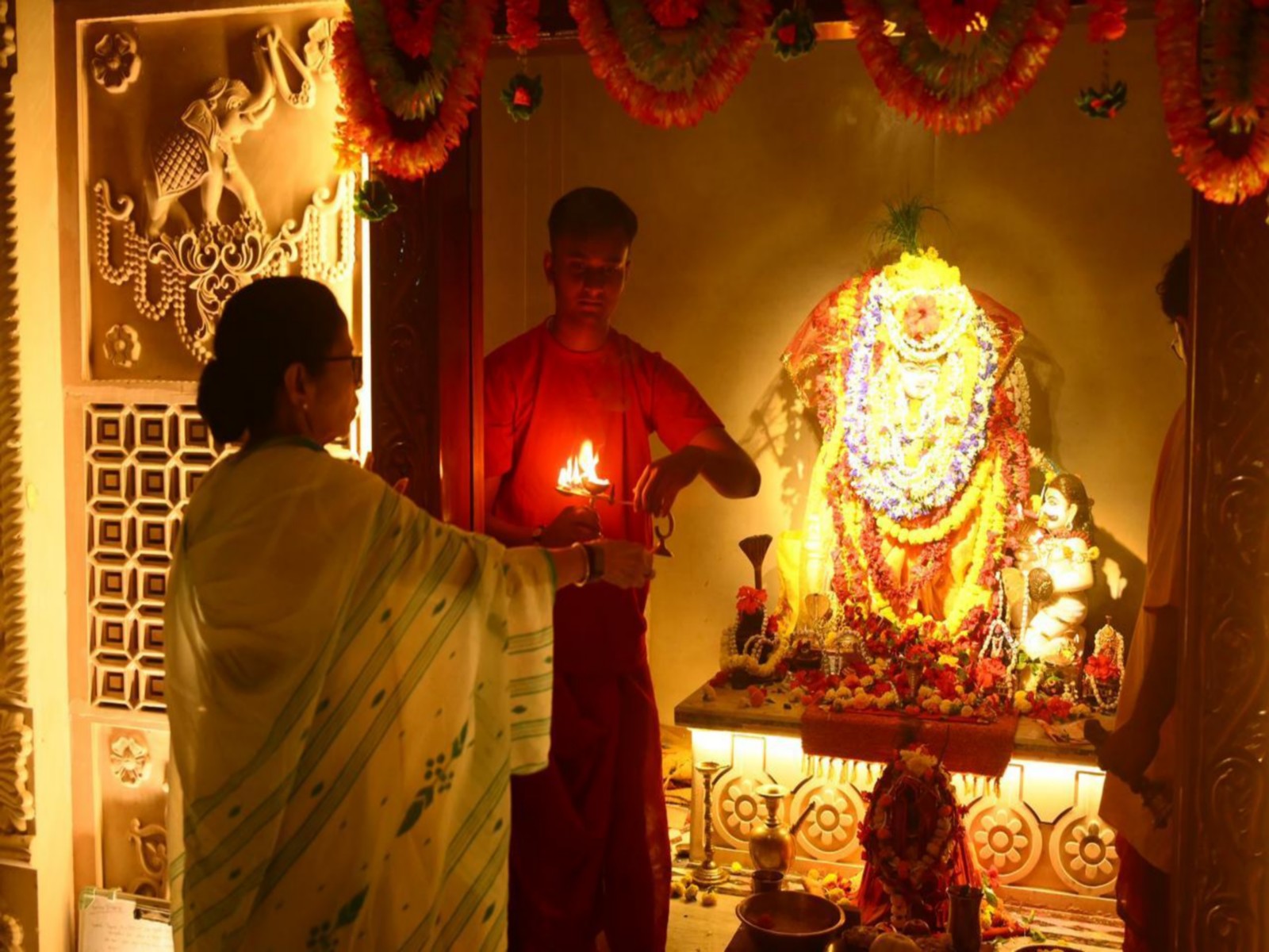West Bengal CM Mamata Banerjee offering prayers at Temple (Photo/@AITCofficial)