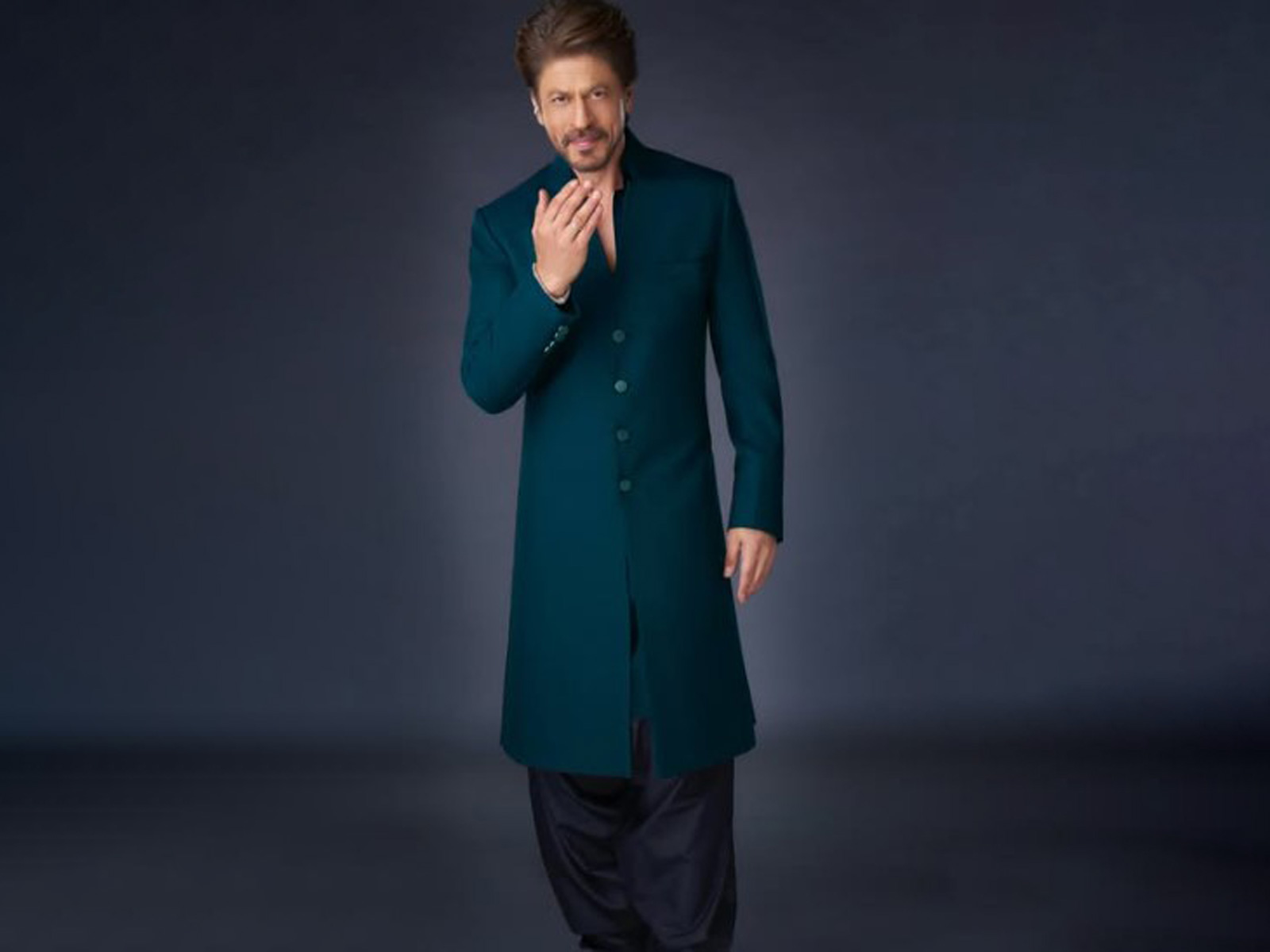 SRK wishes everyone “love and light” on Eid