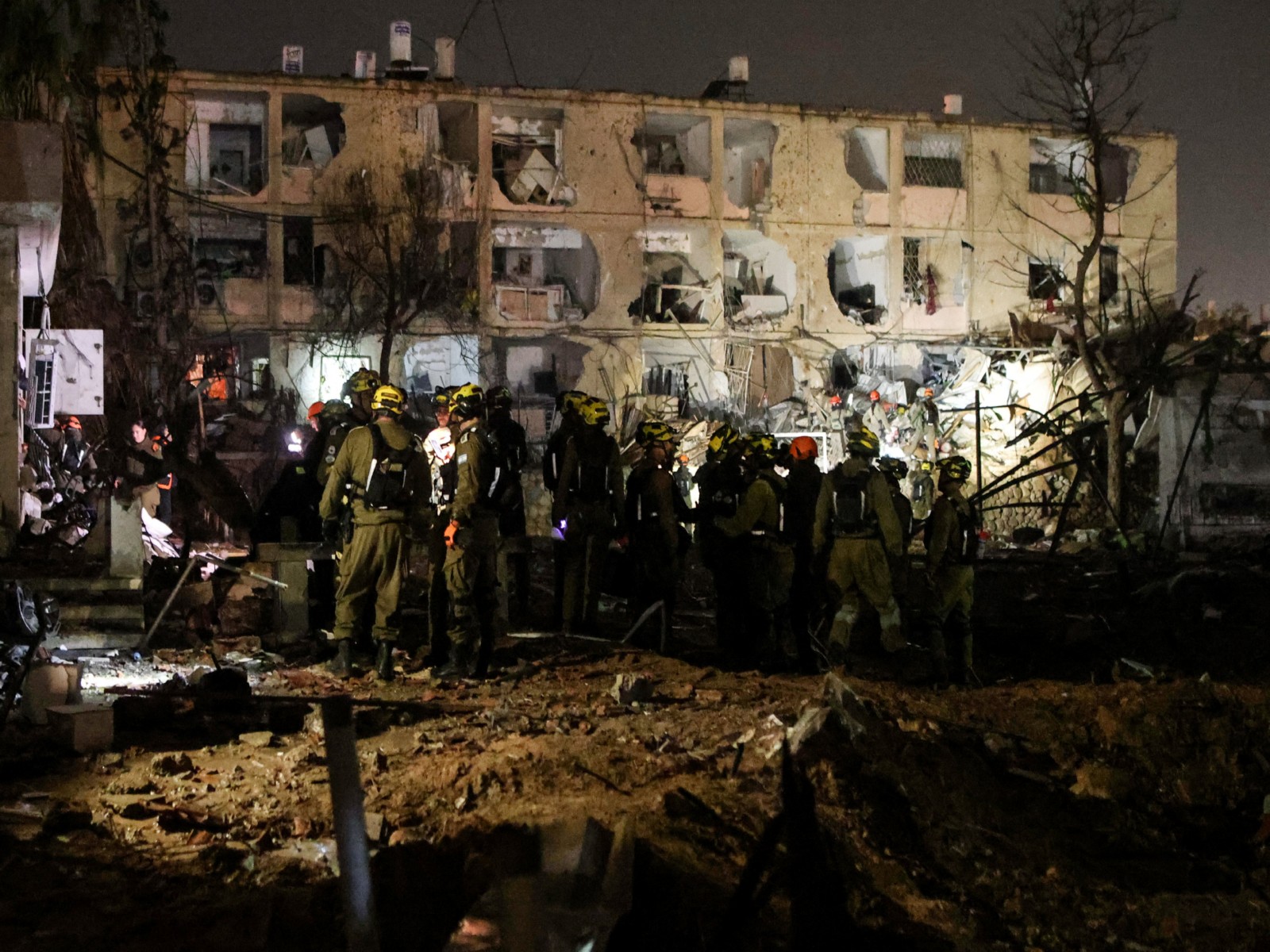 Israeli soldiers work at the scene of damage after Iranian missile barrages struck Dimona, amid the US-Israel conflict with Iran, in southern Israel (Photo/Reuters)