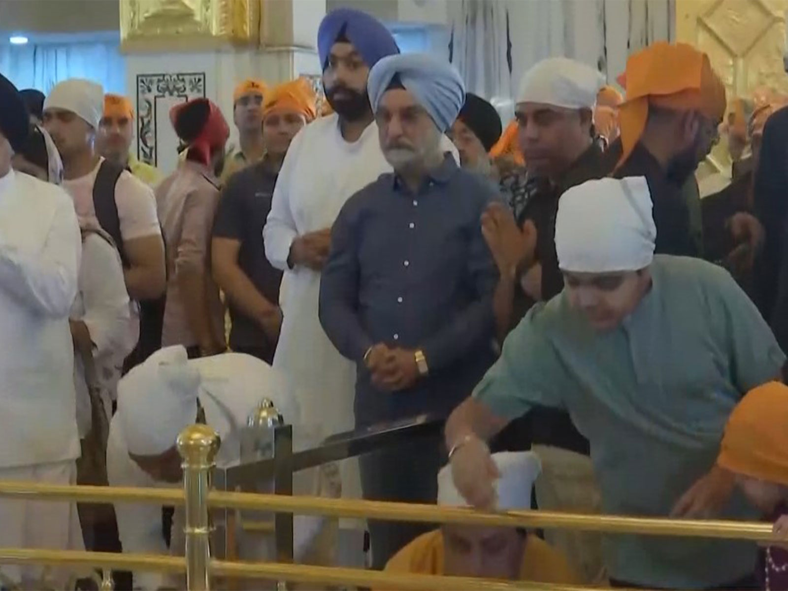 Delhi LG Taranjit Singh Sandhu offers prayers at Bangla Sahib (Photo/ANI) Delhi LG Taranjit Singh Sandhu offers prayers at Bangla Sahib (Photo/ANI)