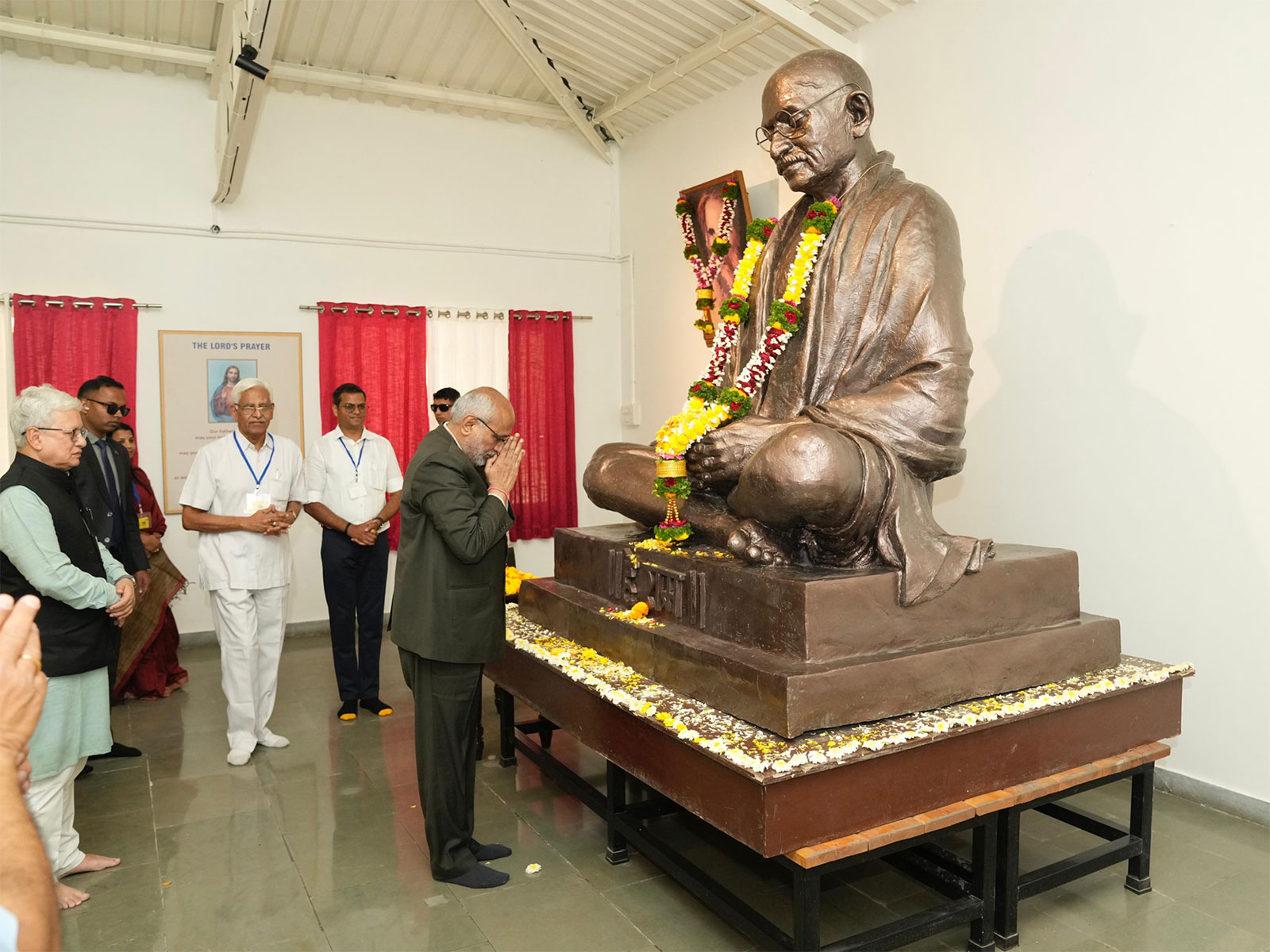 Vice President CP Radhakrishnan pays tribute to Mahatma Gandhi (Photo/@VPIndia)