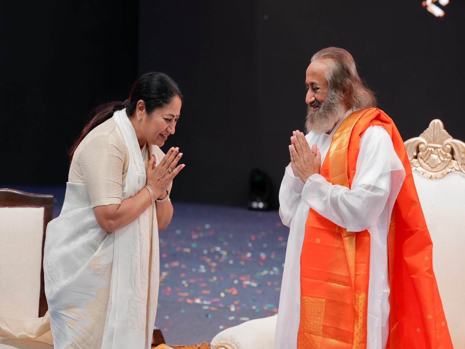 Delhi CM Rekha Gupta and Gurudev Sri Sri Ravi Shankar (Photo/x/@gupta_rekha)