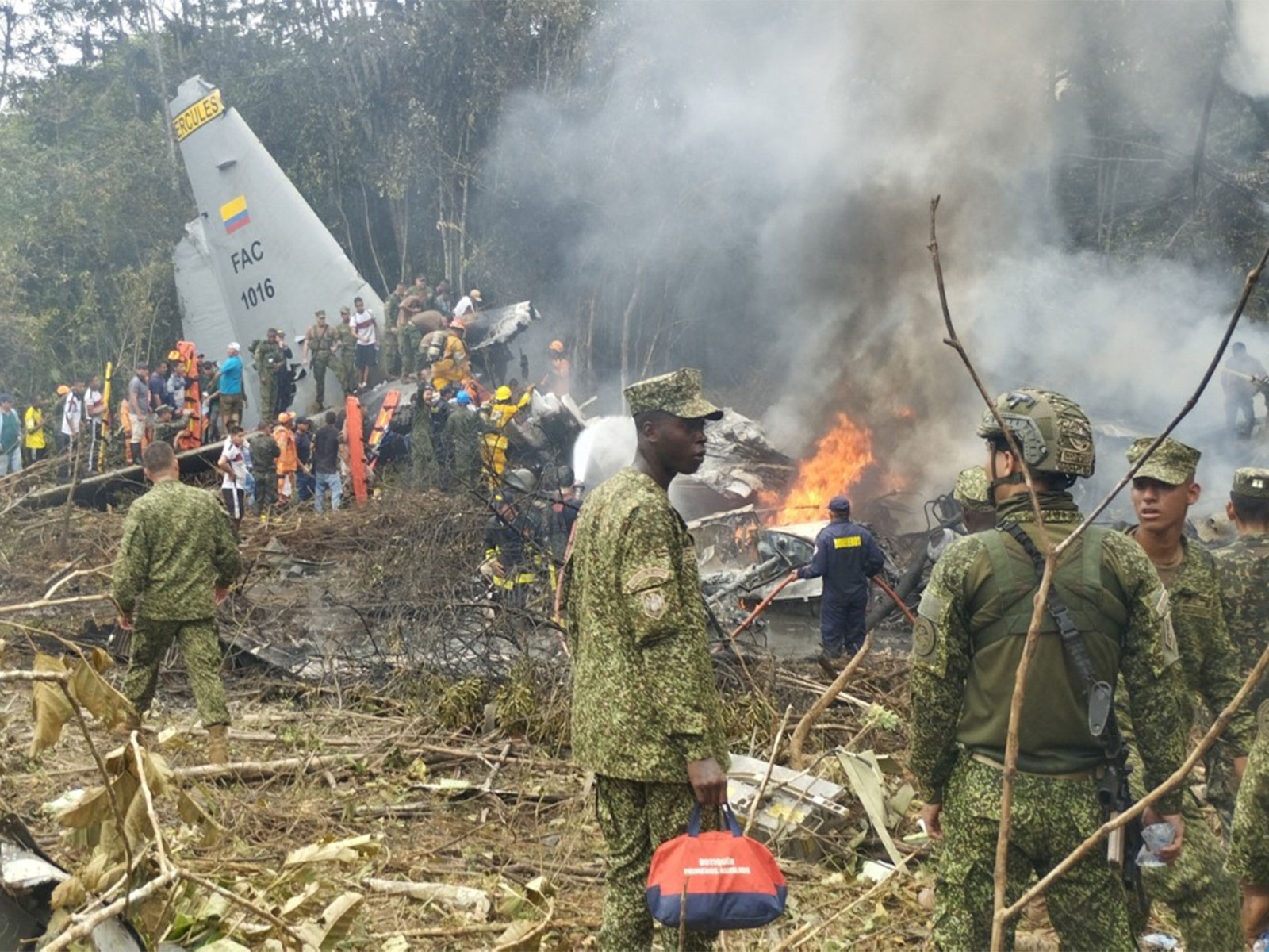 Members of the military gather at the site of a Colombian military plane crash in Puerto Leguizamo (Photo/ Reuters via La Voz de Amazonia)