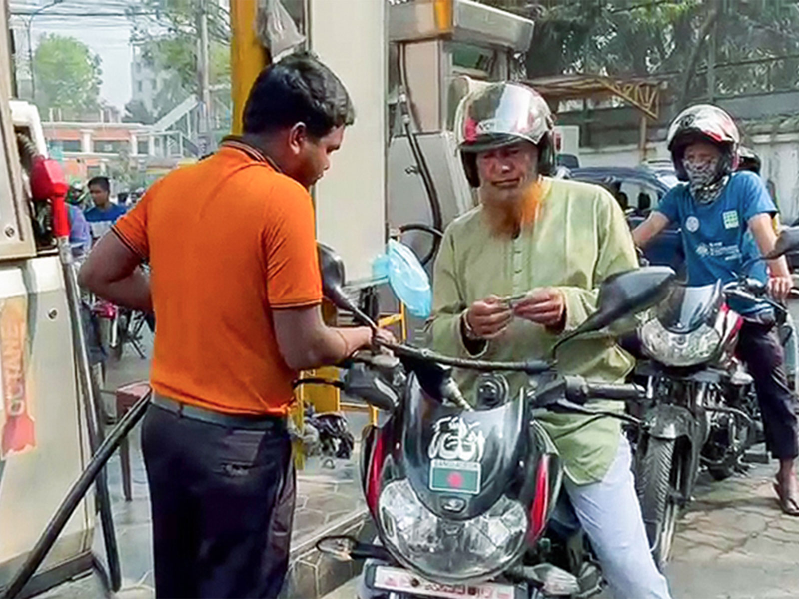 Vehicles at a fuel station in Dhaka, Bangladesh (Photo/ANI)
