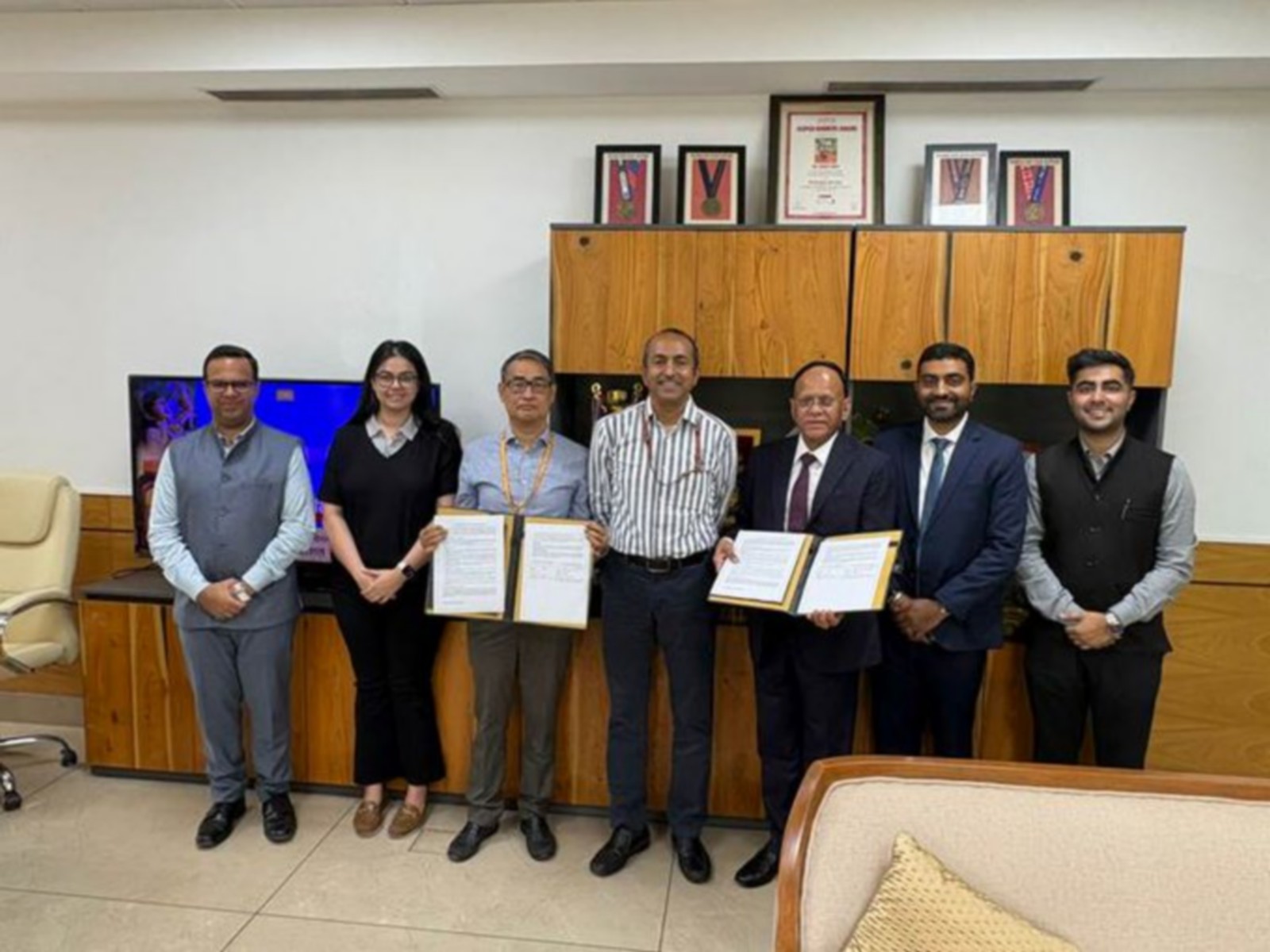 DPIIT signs MoU with Blue Star (Photo/Ministry of Commerce & Industry)