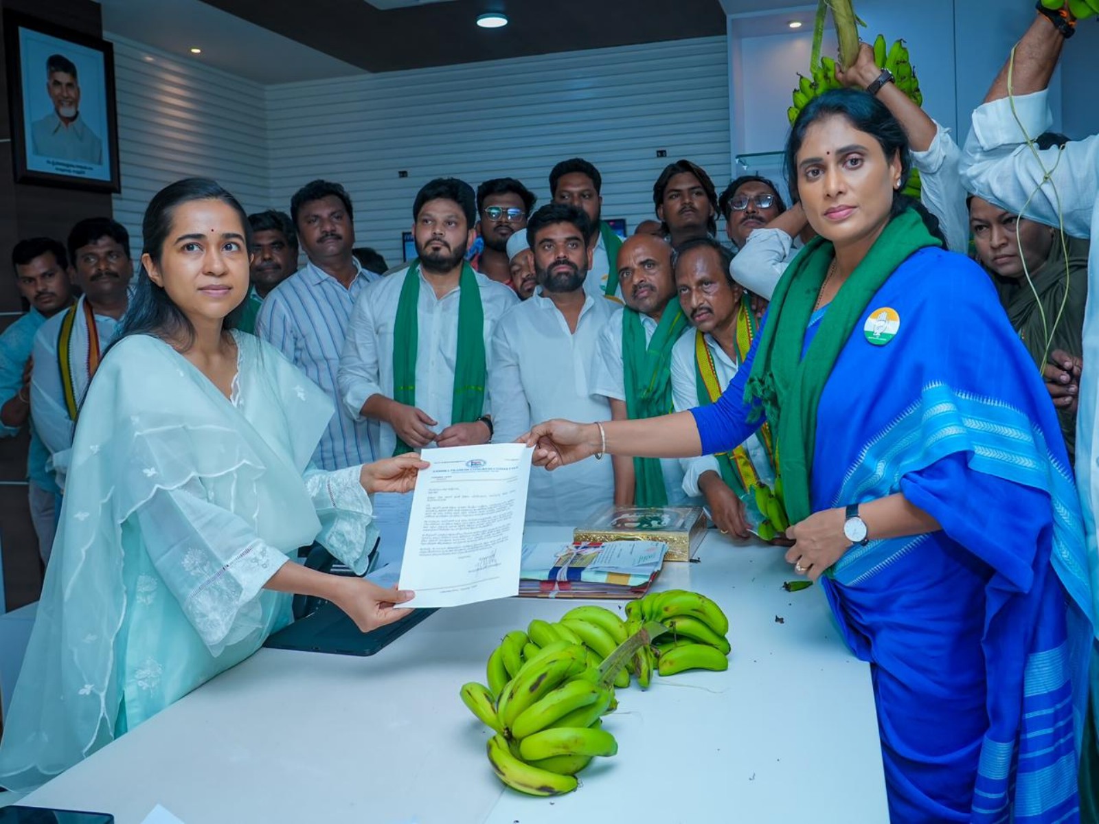 APCC President YS Sharmila Reddy submits memorandum to District Collector (Photo/ANI)
