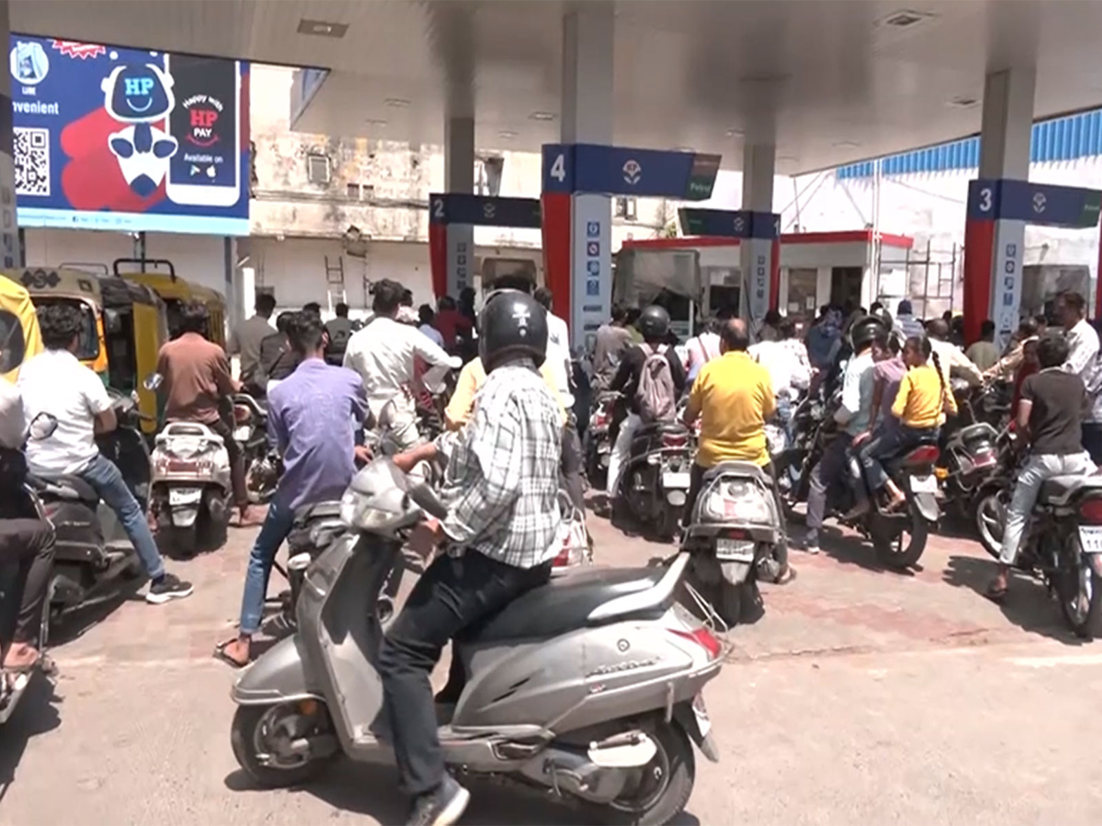 Long queues at a fuel station in Indore (Photo/ANI) Long queues at a fuel station in Indore (Photo/ANI)