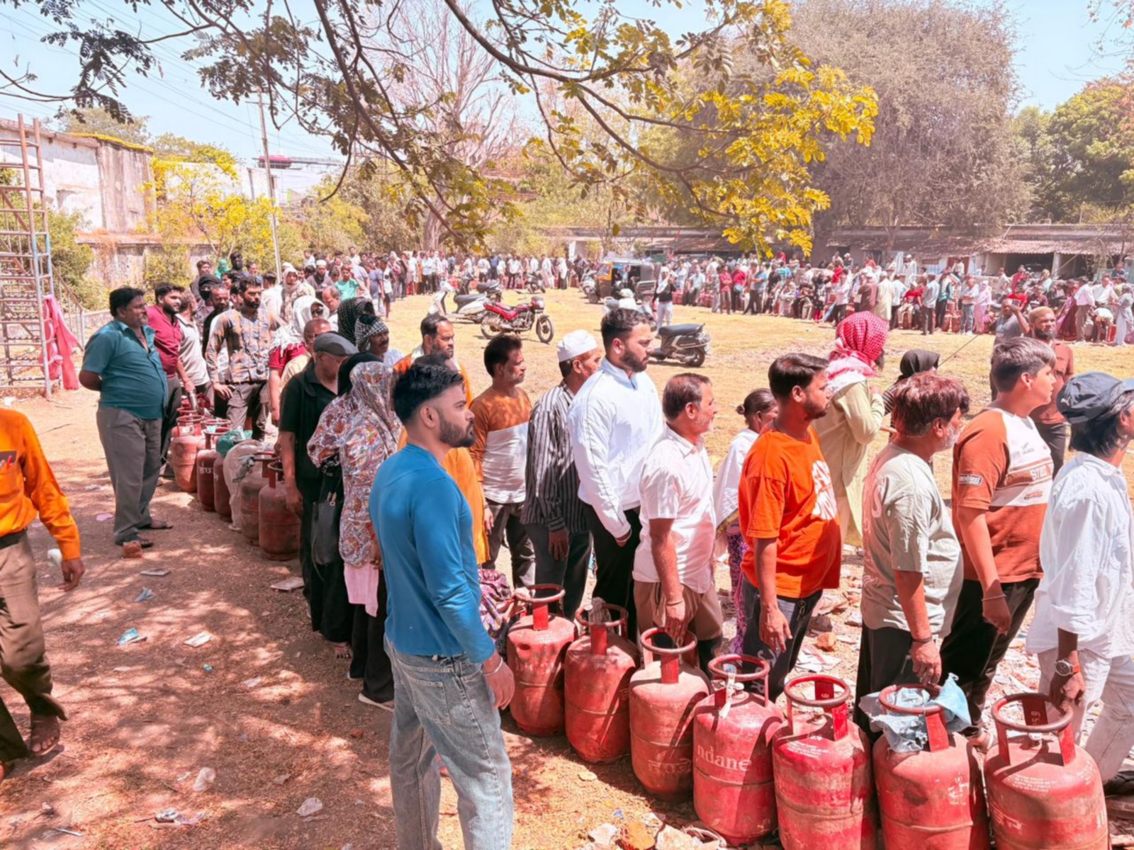 Long queue for LPG cylinder near a gas agency in Bhopal (Photo/ANI) Long queue for LPG cylinder near a gas agency in Bhopal (Photo/ANI)