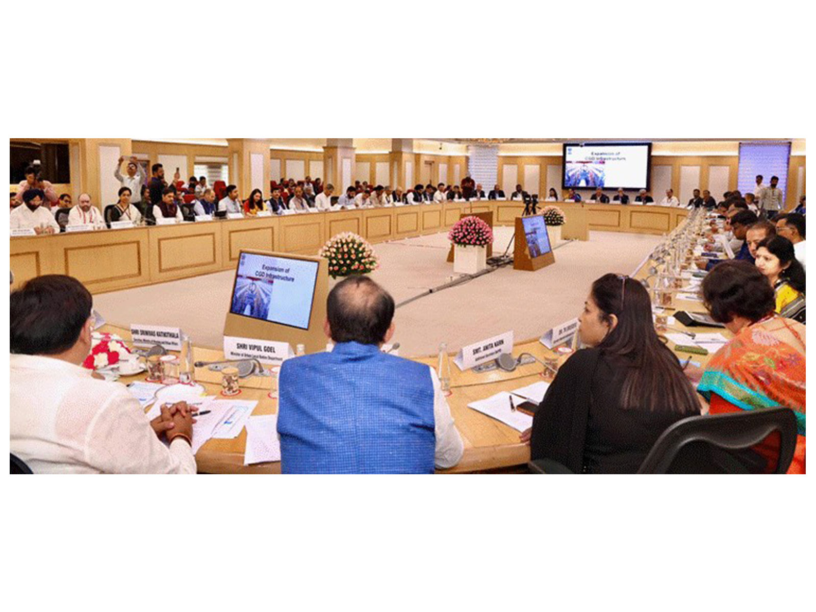 Roundtable meeting on expansion of PNG services (Photo/PIB)