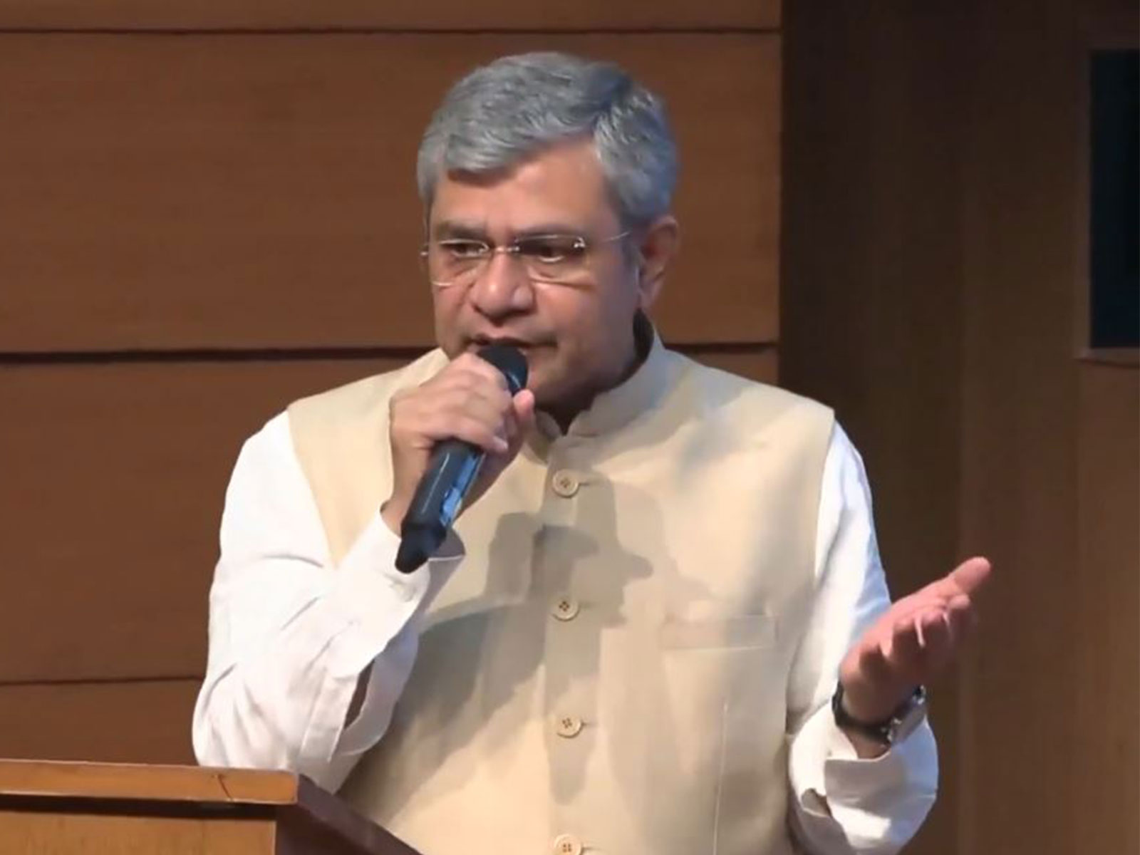 Railway Minister Ashwini Vaishnaw (File Photo/ANI) Railway Minister Ashwini Vaishnaw (File Photo/ANI)