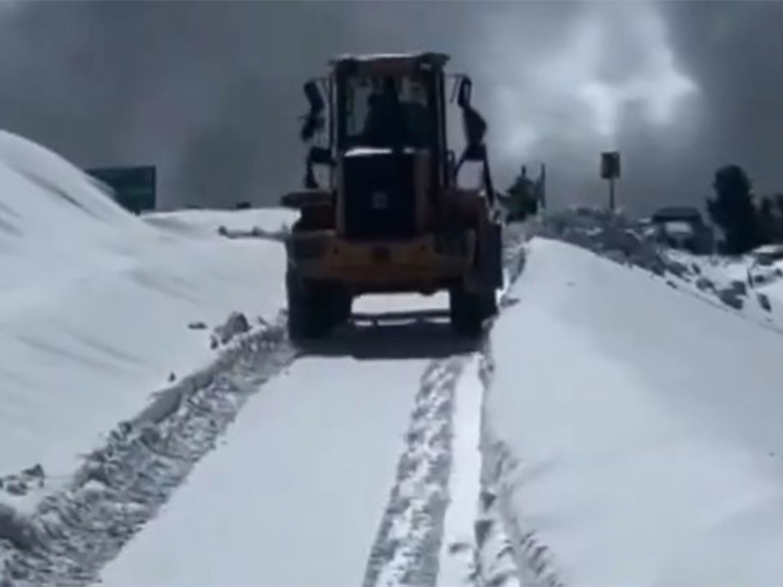 Snow in higher reaches of Bandipora district (Photo/ANI) Snow in higher reaches of Bandipora district (Photo/ANI)