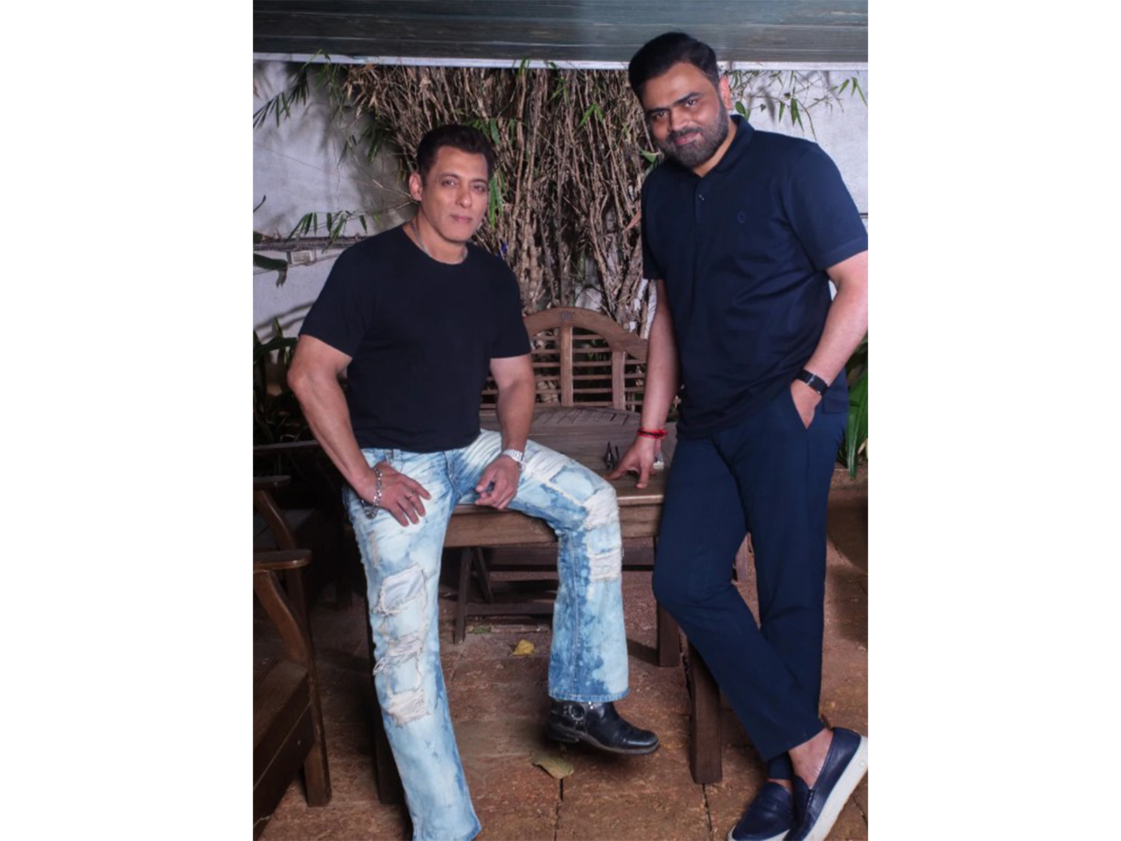 Salman Khan with director Vamshi Paidipally (Image source: Instagram@directorvamshi)