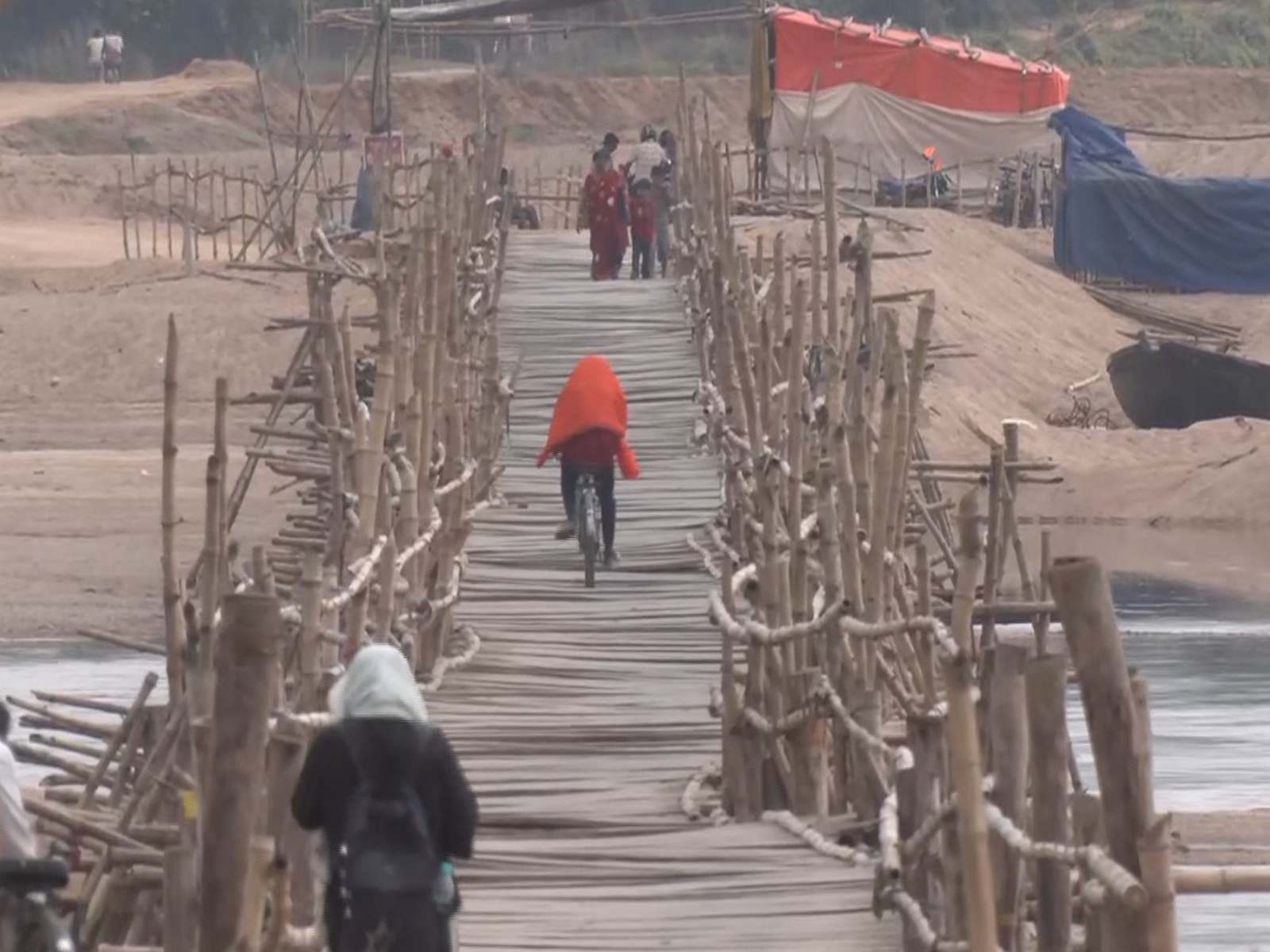Villagers commuting through temporary bridge in Damodar River (Photo/ANI)